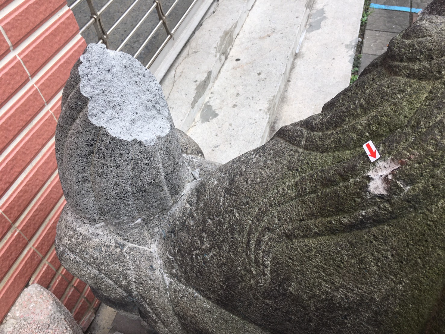 北投逸仙國小的石狛犬，5月30日凌晨又遭人以木棒損毀。