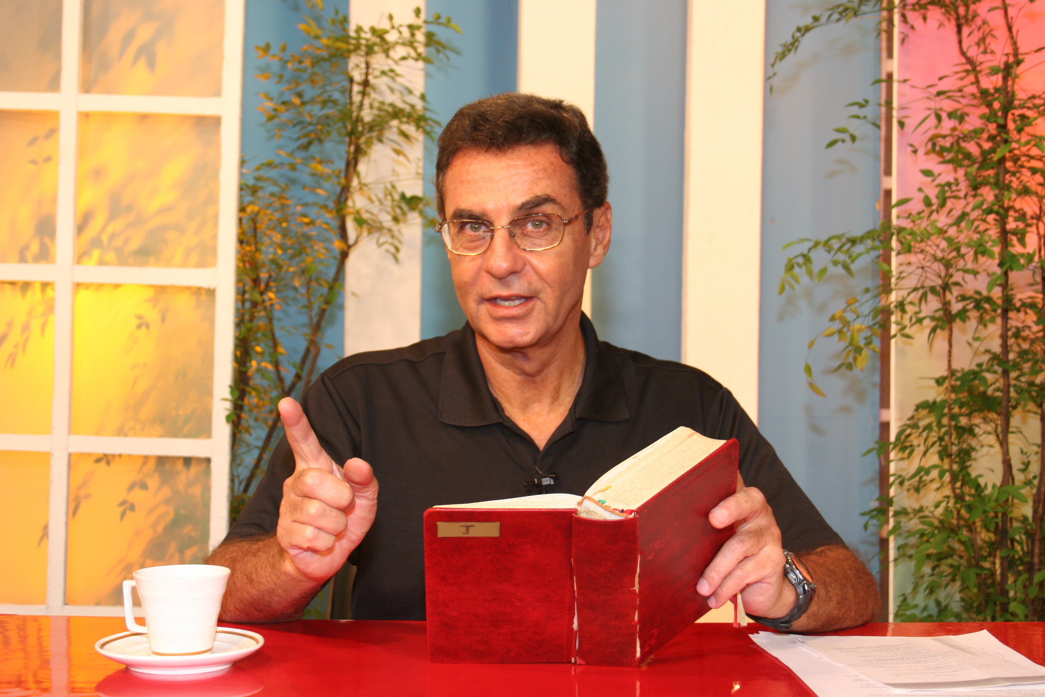 來台50年的神父丁松筠5月31日猝逝，他曾說自己熱愛傳播工作，可以把自己的想法和價值觀傳遞到他人身上，是很榮耀的事。（光啟社提供）