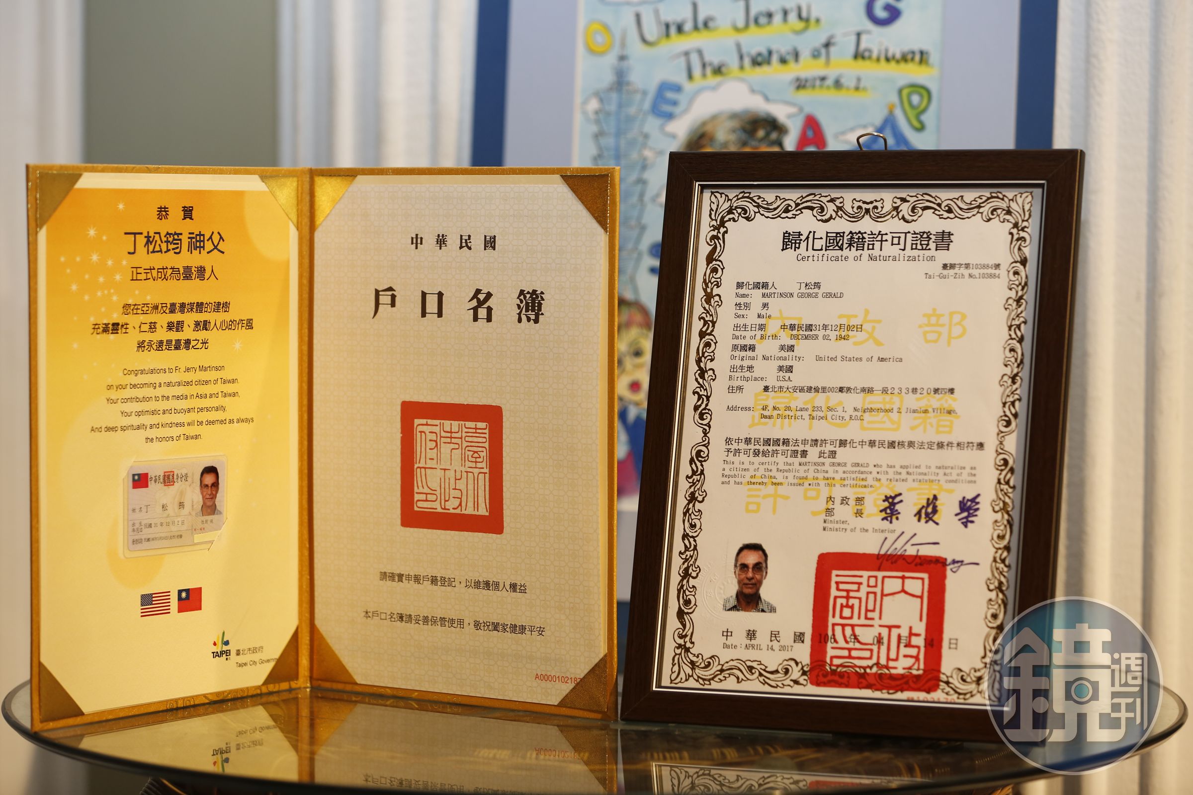 內政部與台北市民政局將歸化國籍許可證書、戶口名簿與身分證送至追思會場，讓人無限感傷。