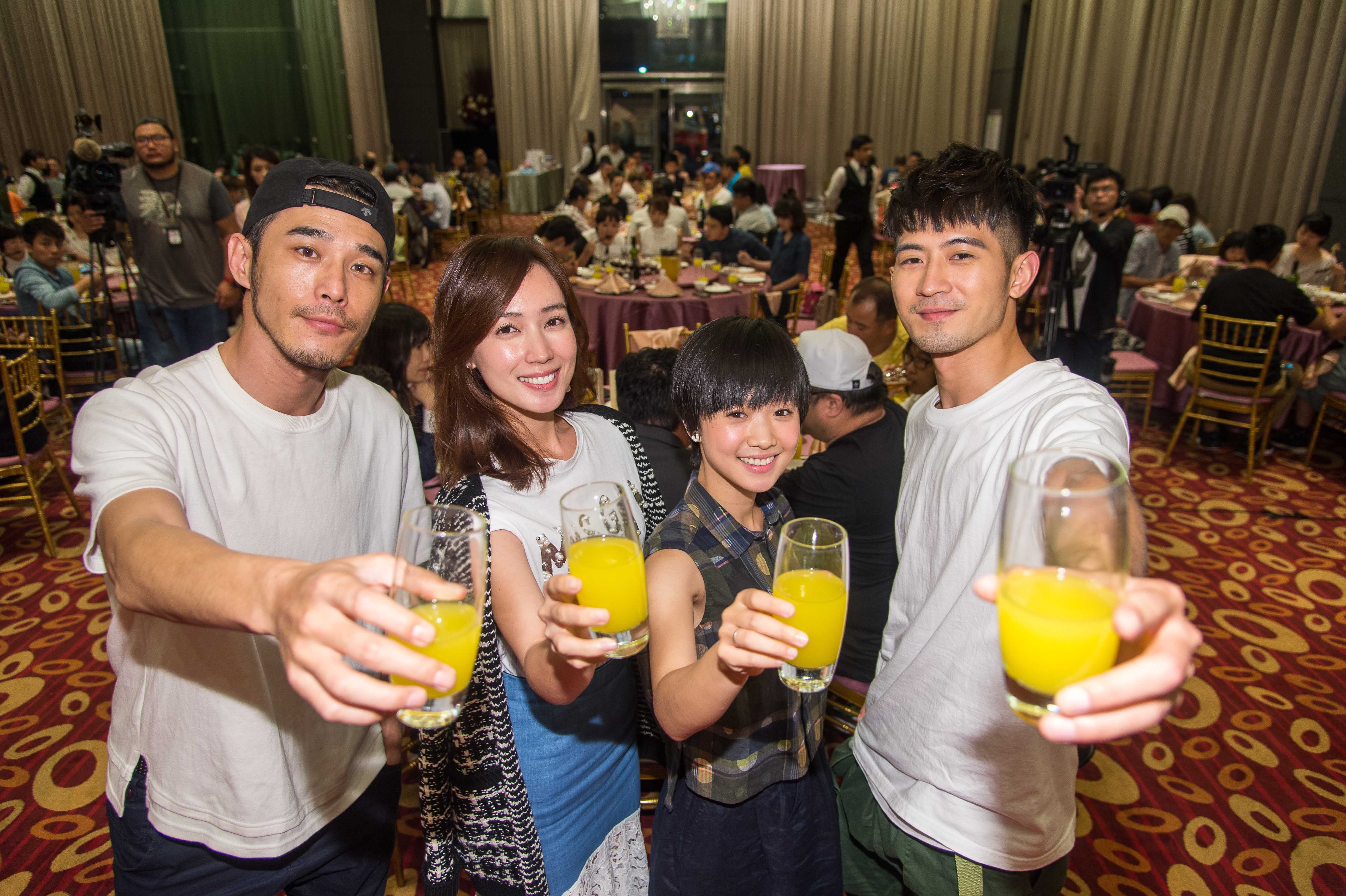 三立華劇《只為你停留》演員左起黃騰浩、小薰、嚴正嵐、簡宏霖31日開心殺青。（三立提供）