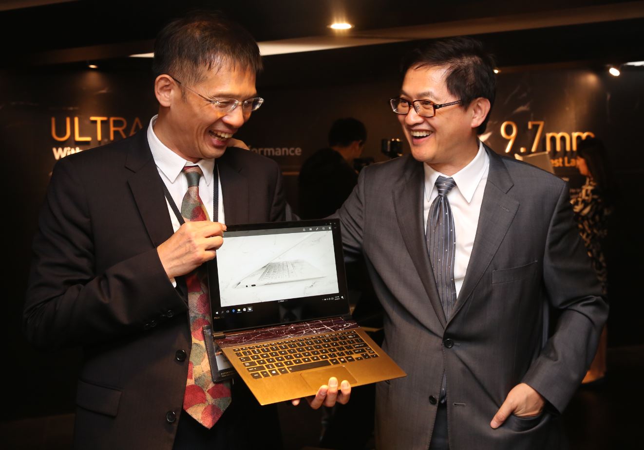 童子賢（右）帶著自家技術長黃中于（左），端出和碩這幾年研發的最新成果。