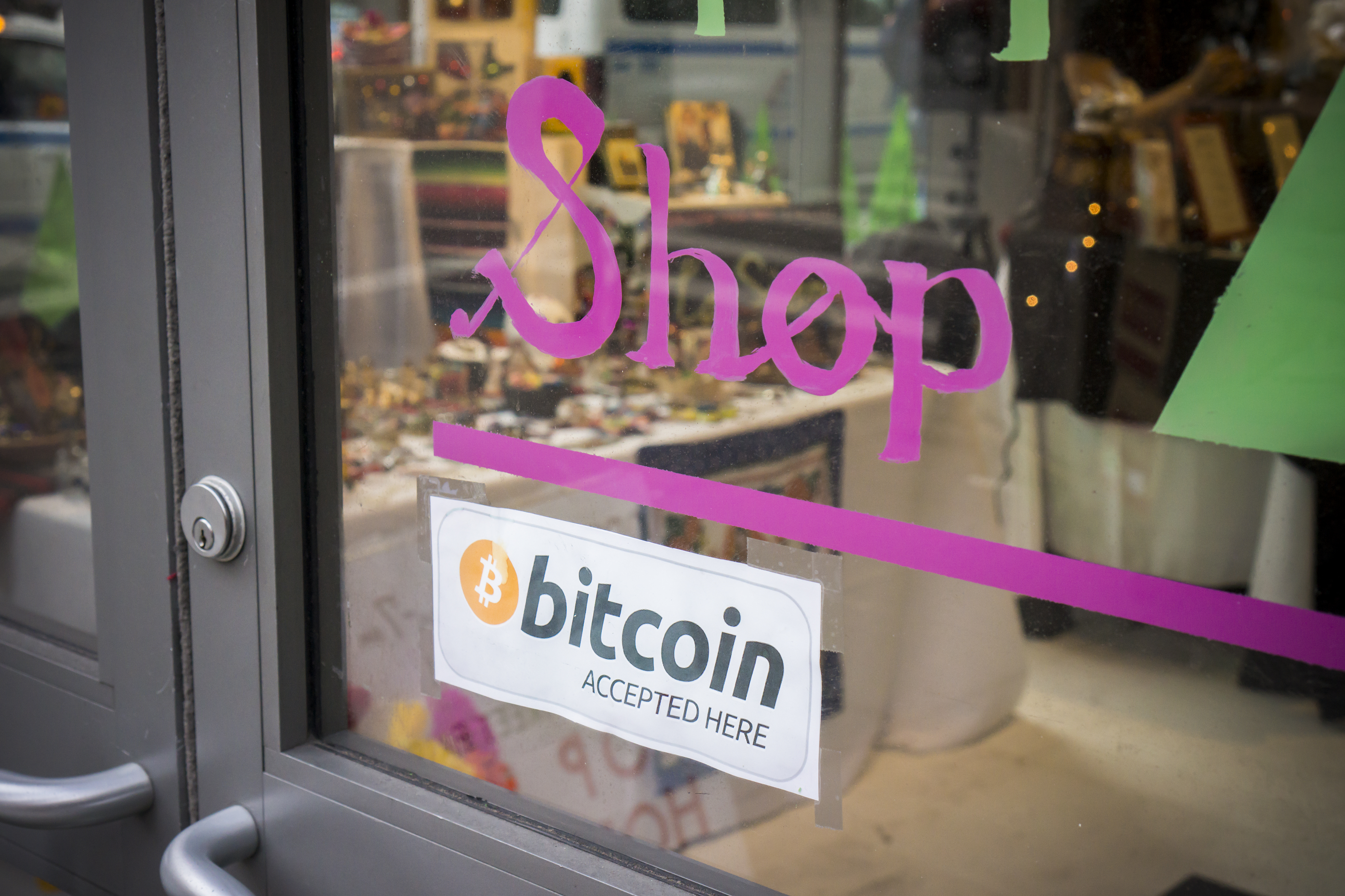 紐約下曼哈頓一家商店門口張貼「接受比特幣」標誌。（東方IC）