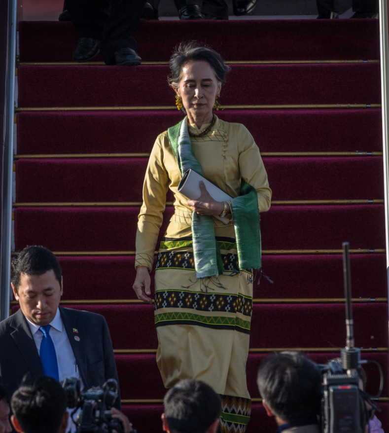 翁山蘇姬領導下的緬甸，難以吸引西方資金前來，如今轉而靠攏中國。圖為翁山蘇姬5月13日至北京參加「一帶一路」高峰論壇。（東方IC）
