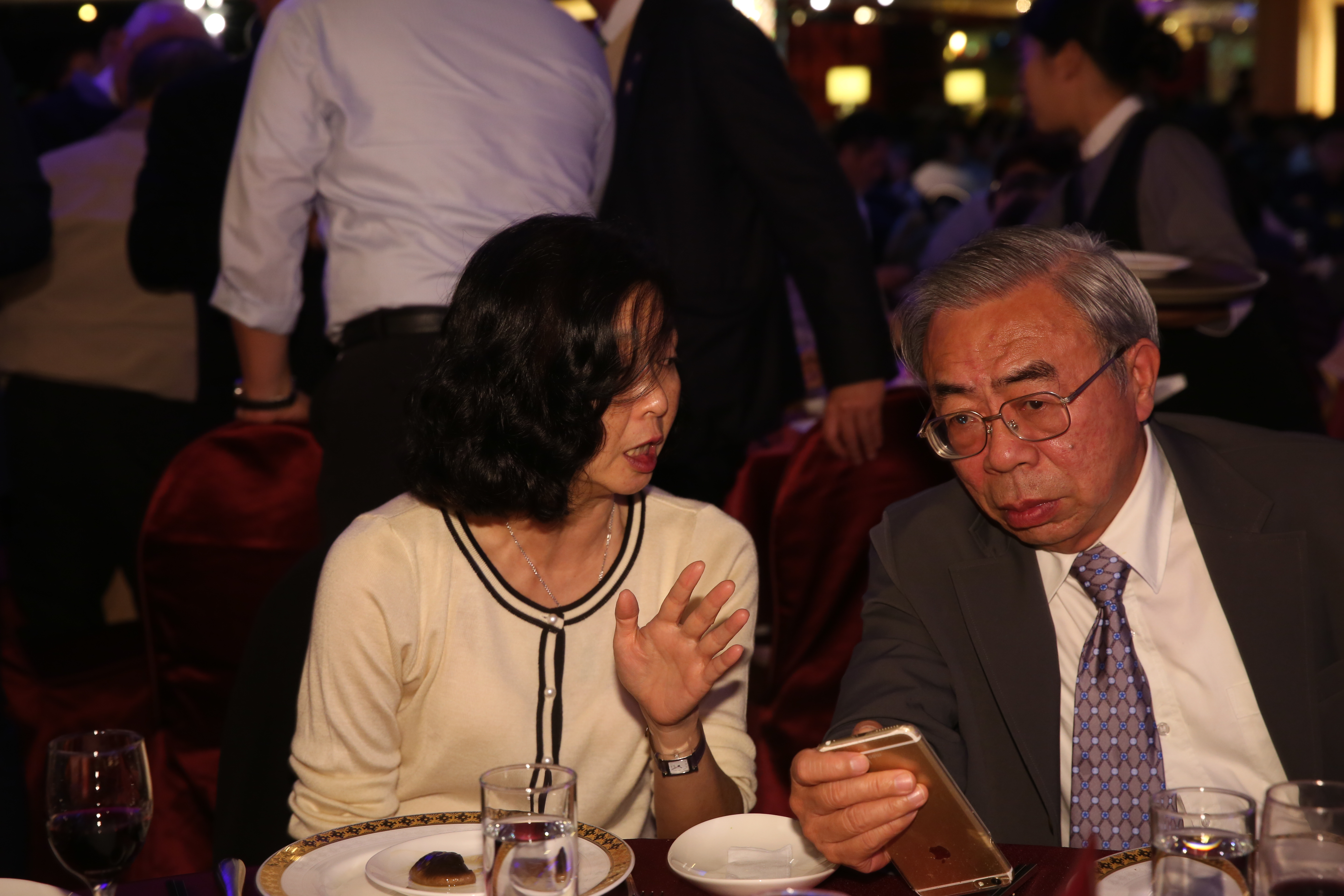 台塑越鋼廠終於在今（1日）完成首塊自製的扁鋼胚，台塑集團總裁王文淵（右）和副總裁王瑞華（左）兩人肯定點滴在心頭。
