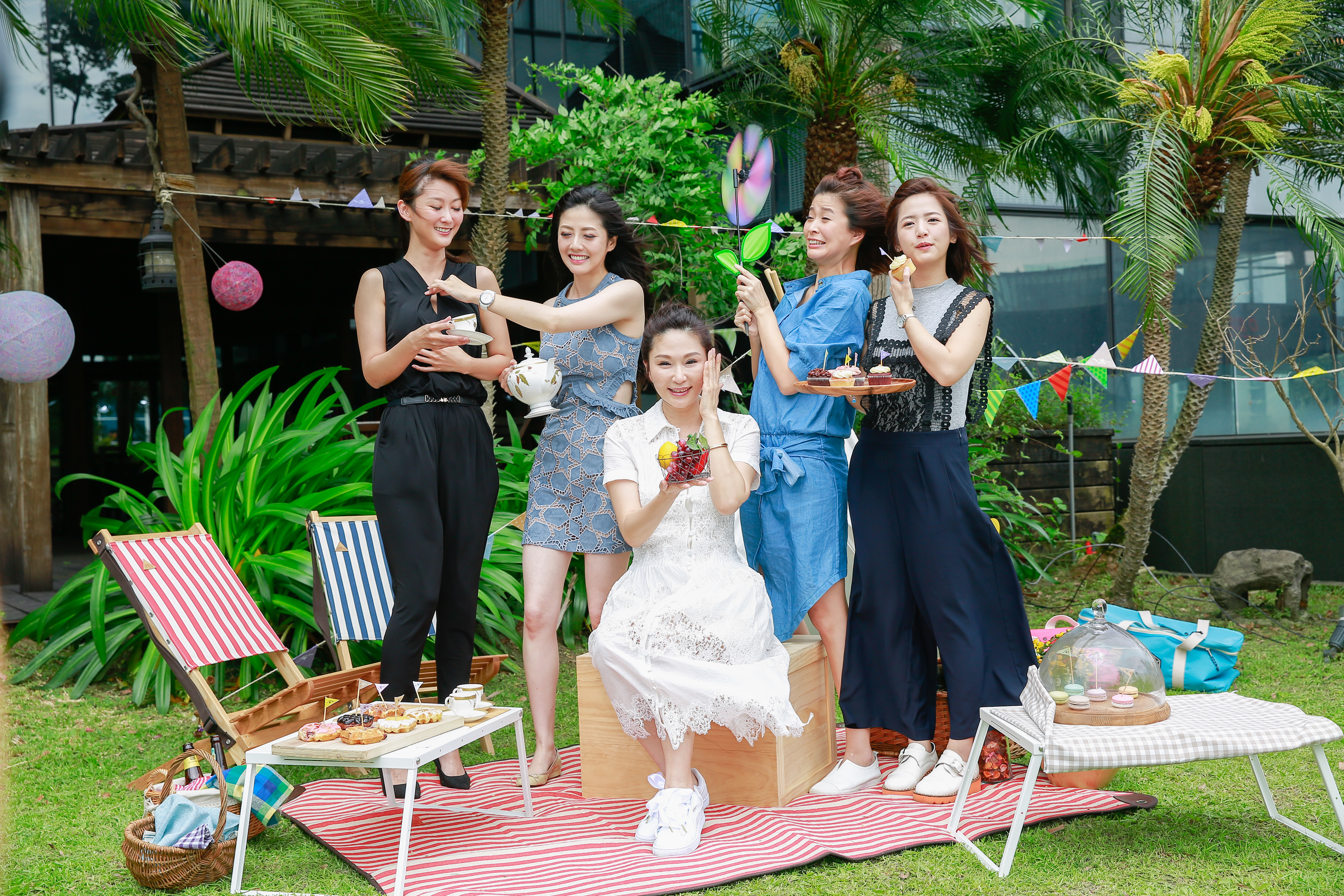 因為一陣大風，讓女星個個驚慌失措，陳珮騏（左起）、韓瑜、張玉嬿、李燕及臧芮軒表情豐富，韓瑜還好心幫陳珮騏護胸。