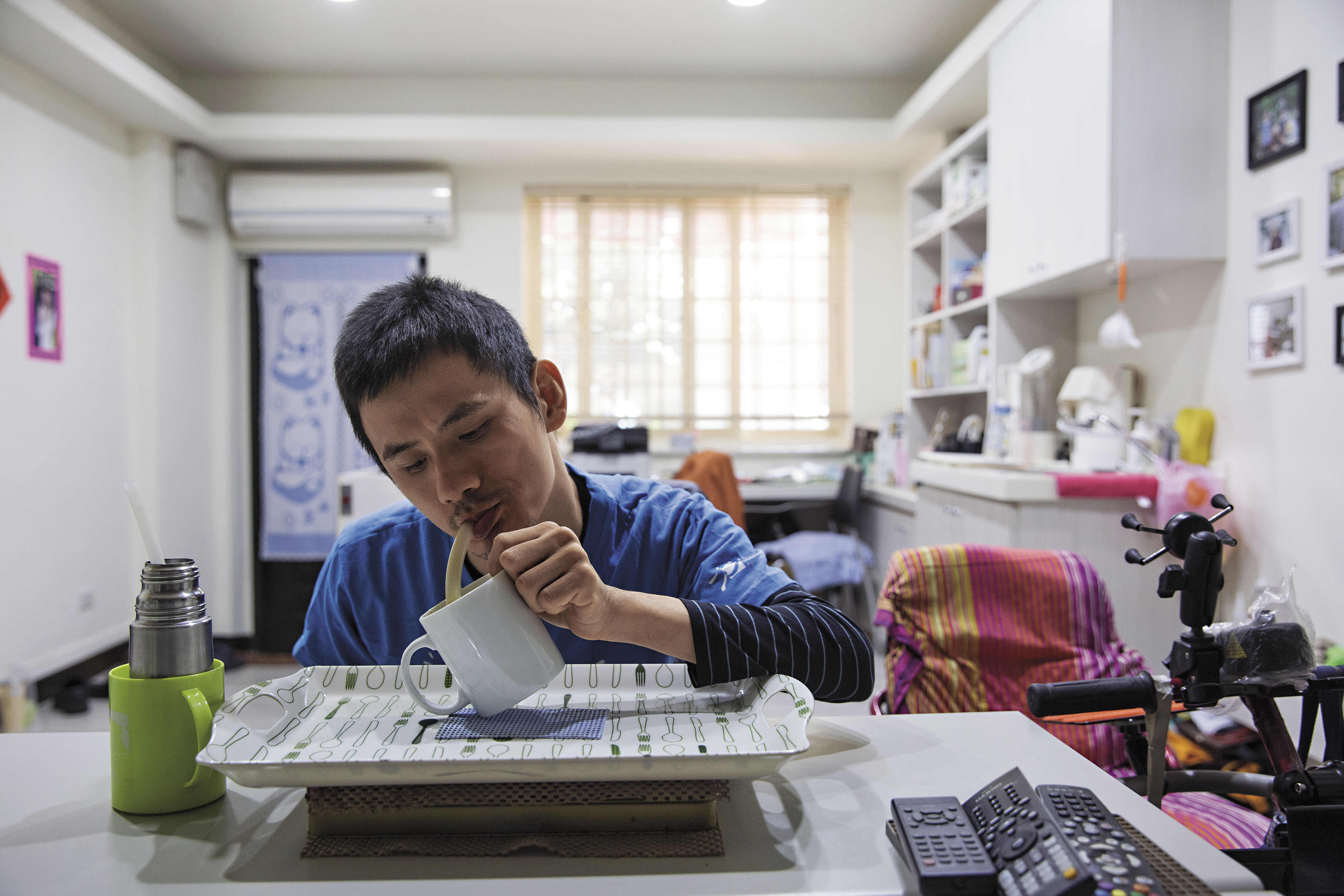 孫嘉梁無法拿杯子，喝水全靠一根吸管。