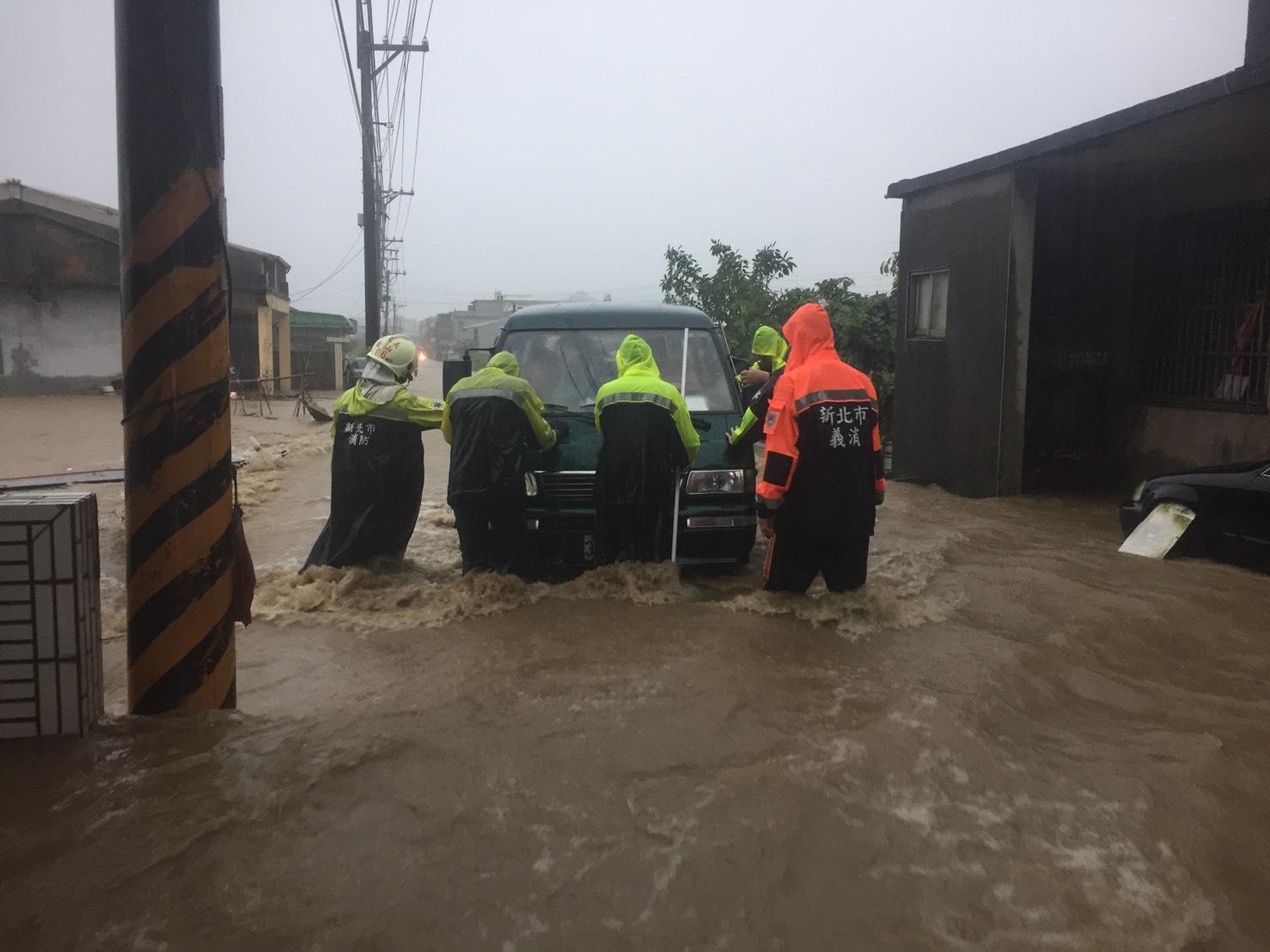 金山三界壇路積水達70公分，消防人員協助當地民眾脫困。
