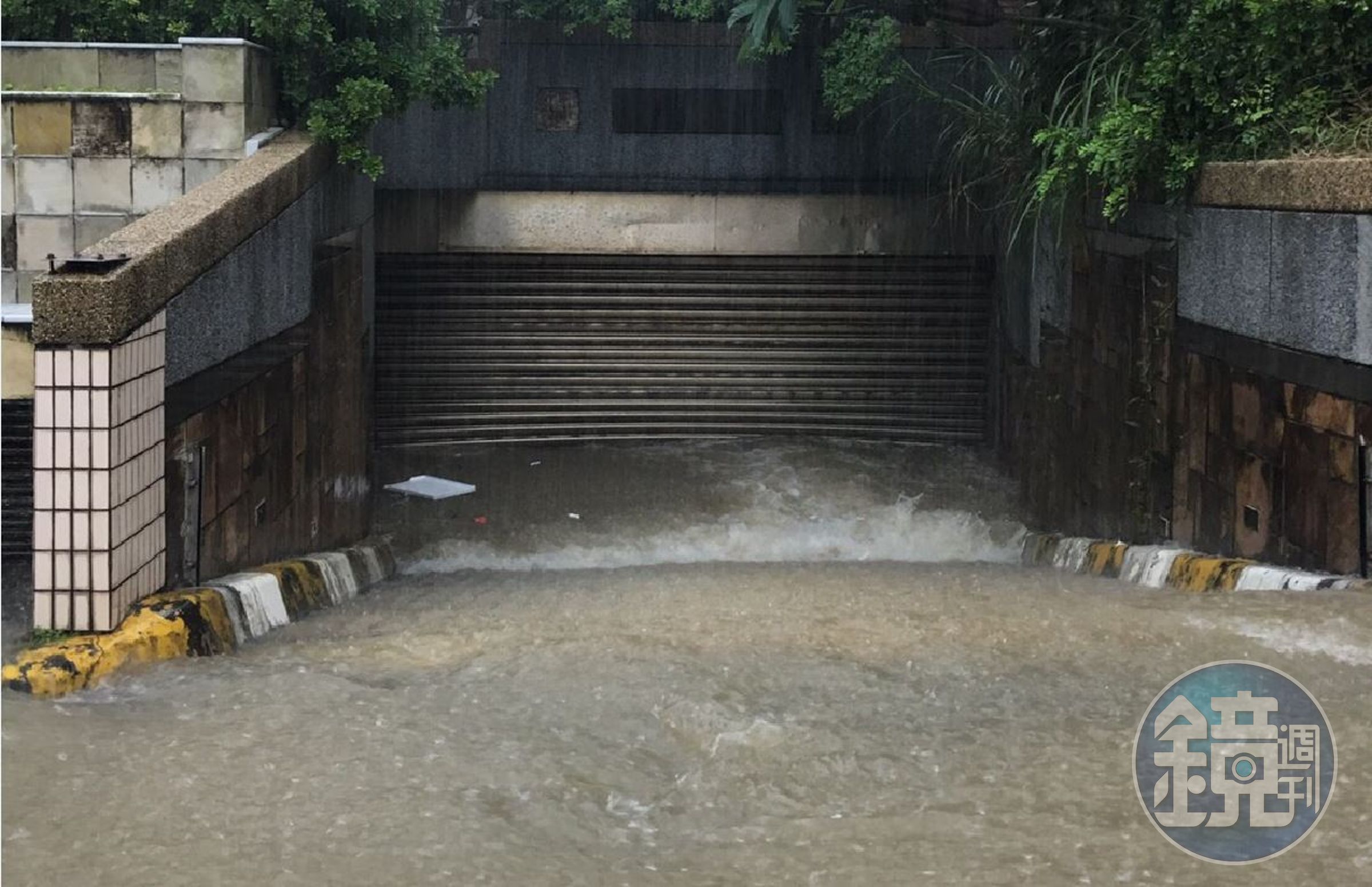 疑似因為下水道工程，導致雨水沒地方宣洩，八里到處淹大水。