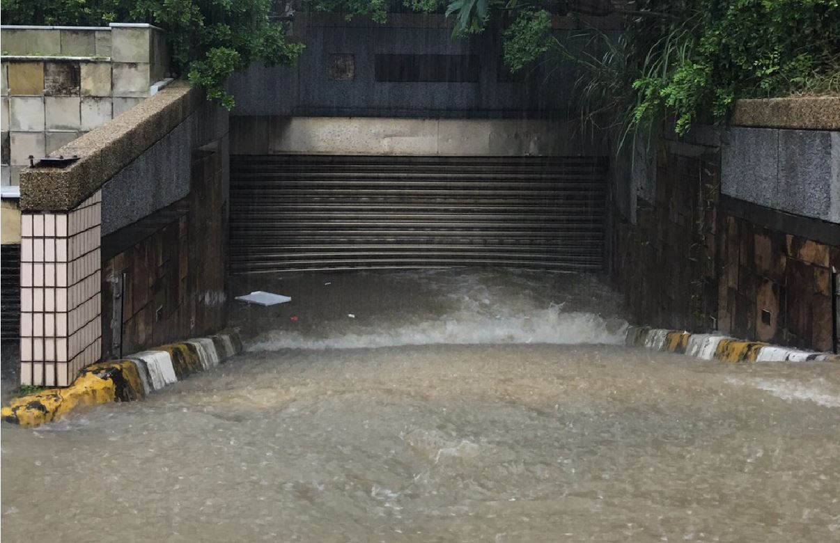 疑似因為下水道工程，導致雨水沒地方宣洩，八里到處淹大水。