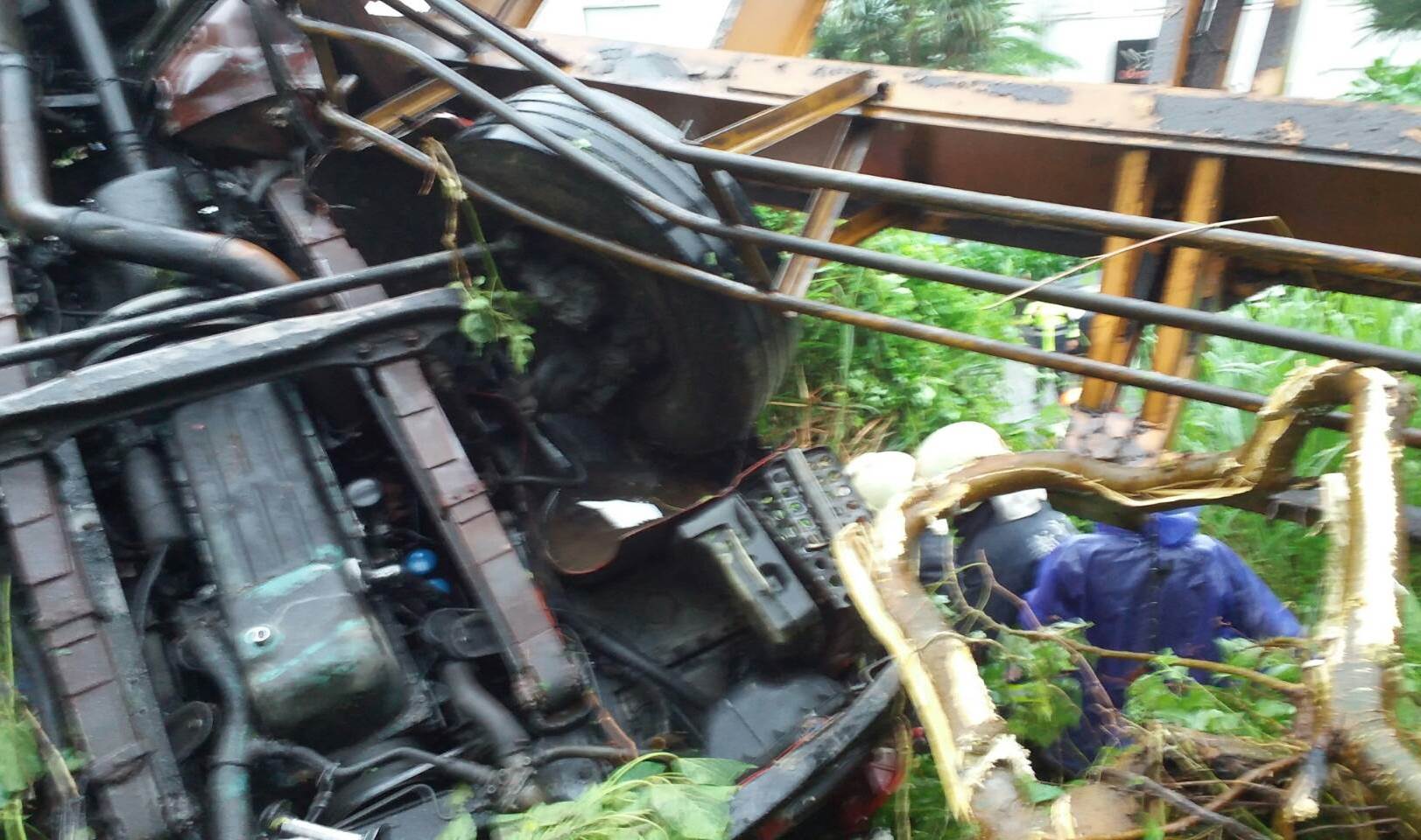 大雨能見度差，林男駕駛貨櫃車滑落邊坡。