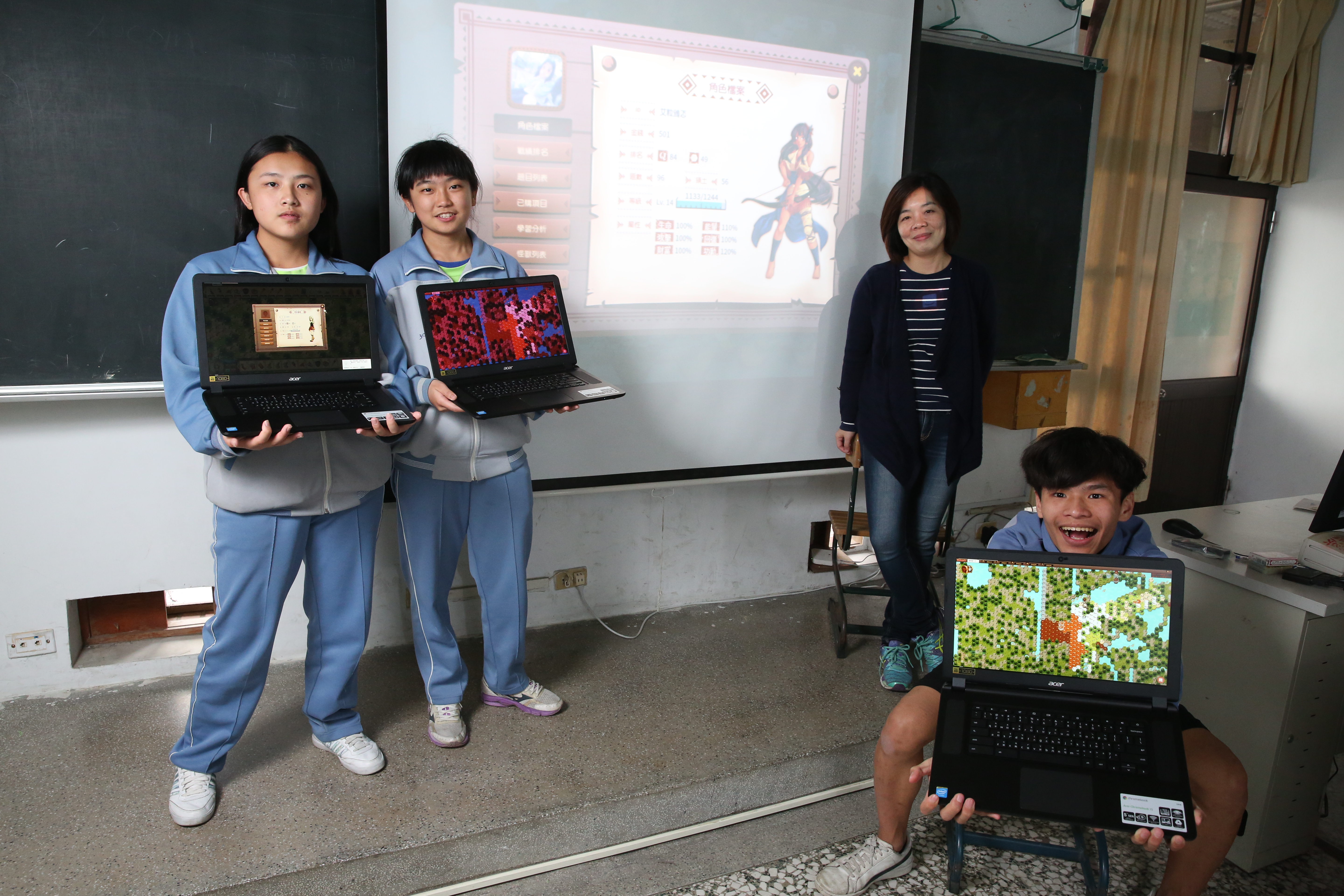 礁溪國中社會科電競賽幕後推手詹青蓉（右二）以及她的學生。