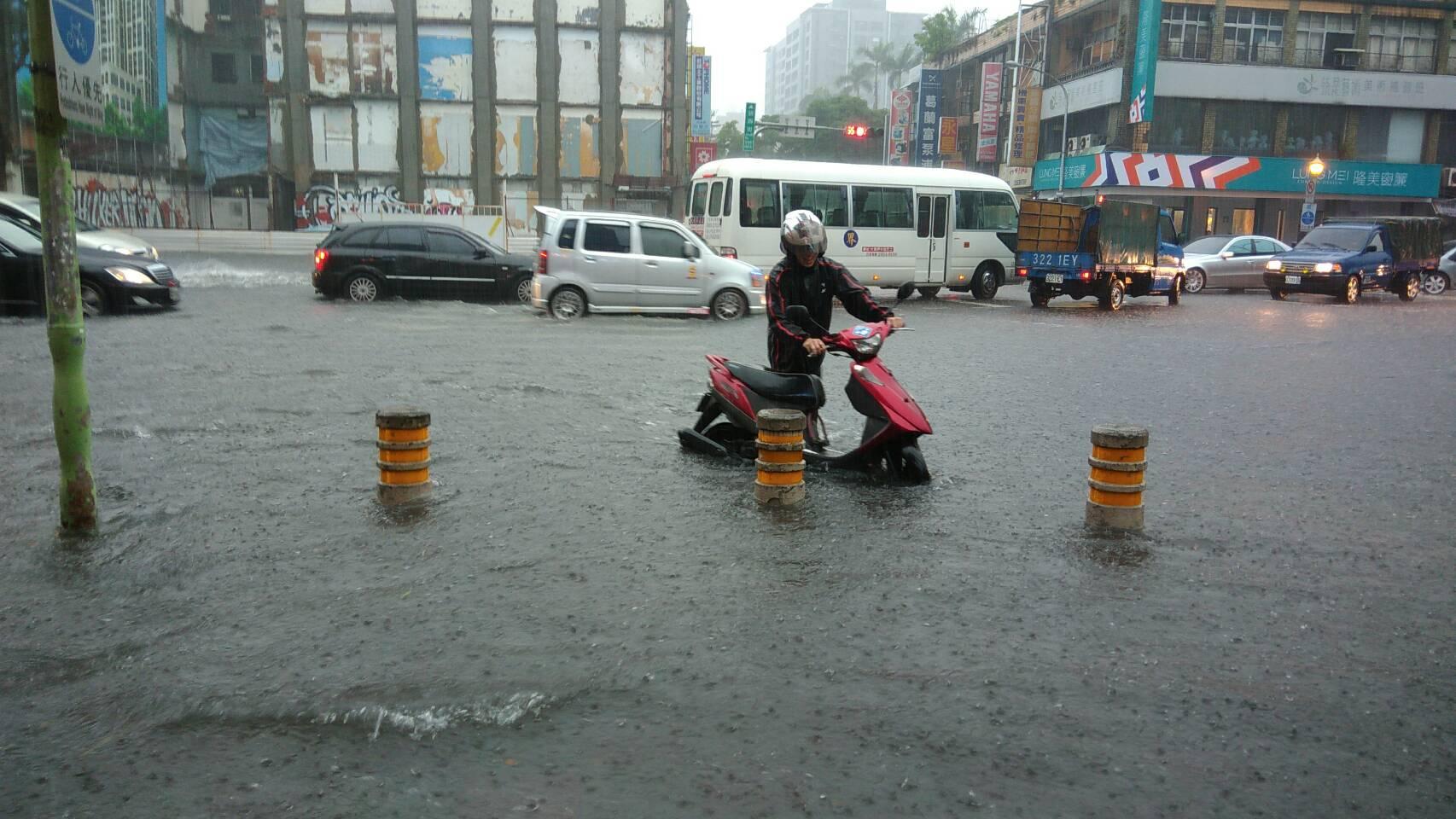 路旁積水超過半個輪胎。