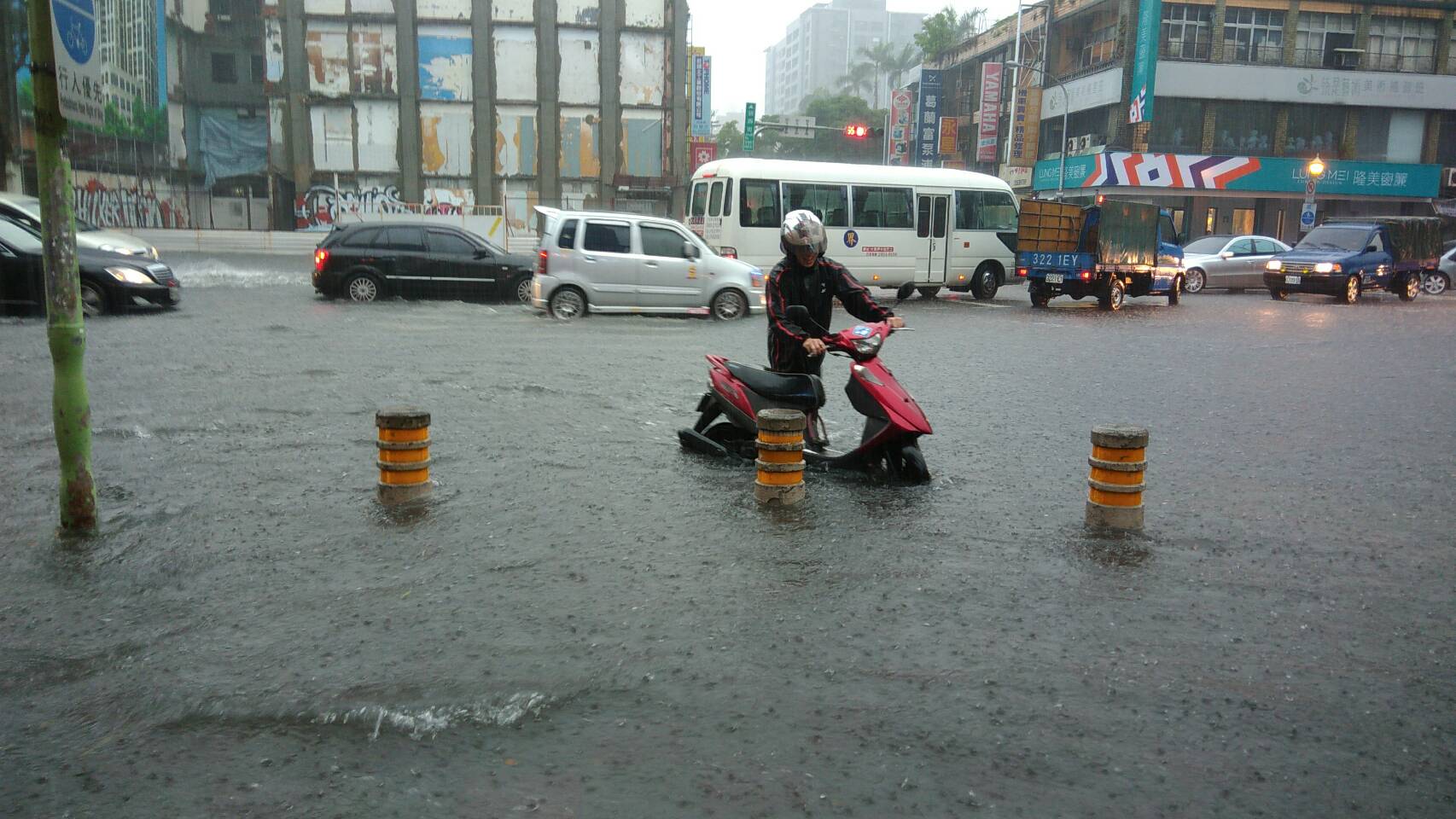 路旁積水超過半個輪胎。