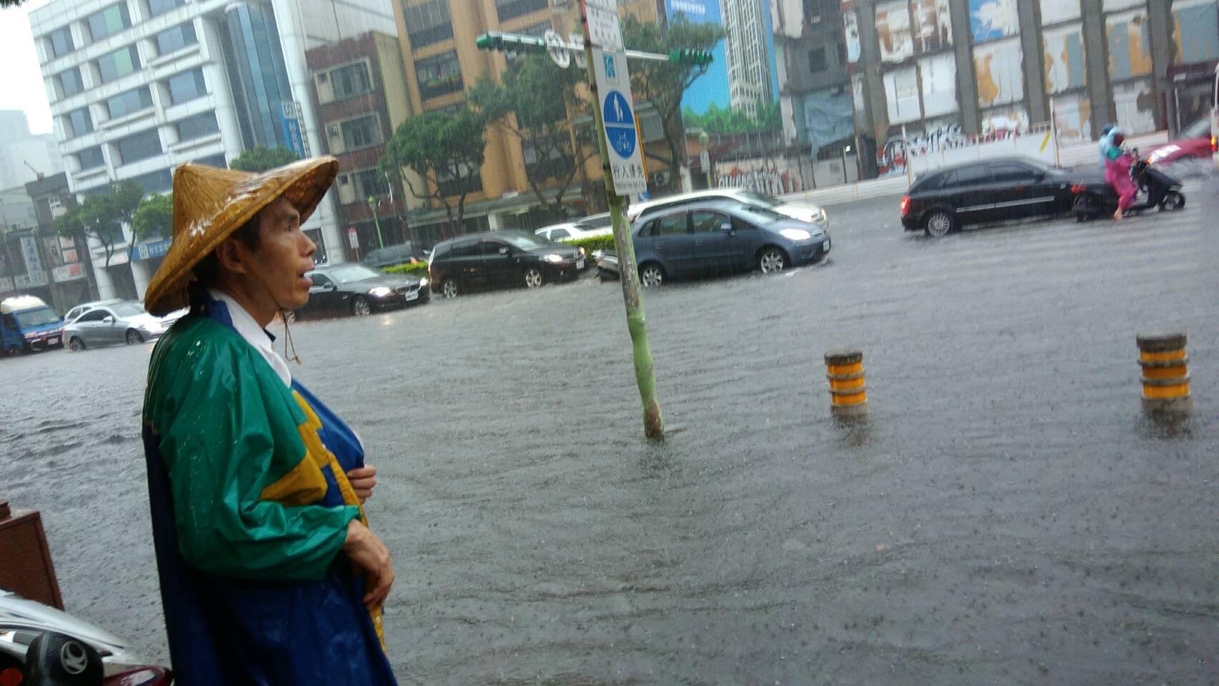 大雨讓台北市承德路積水，車子都需涉水而過。