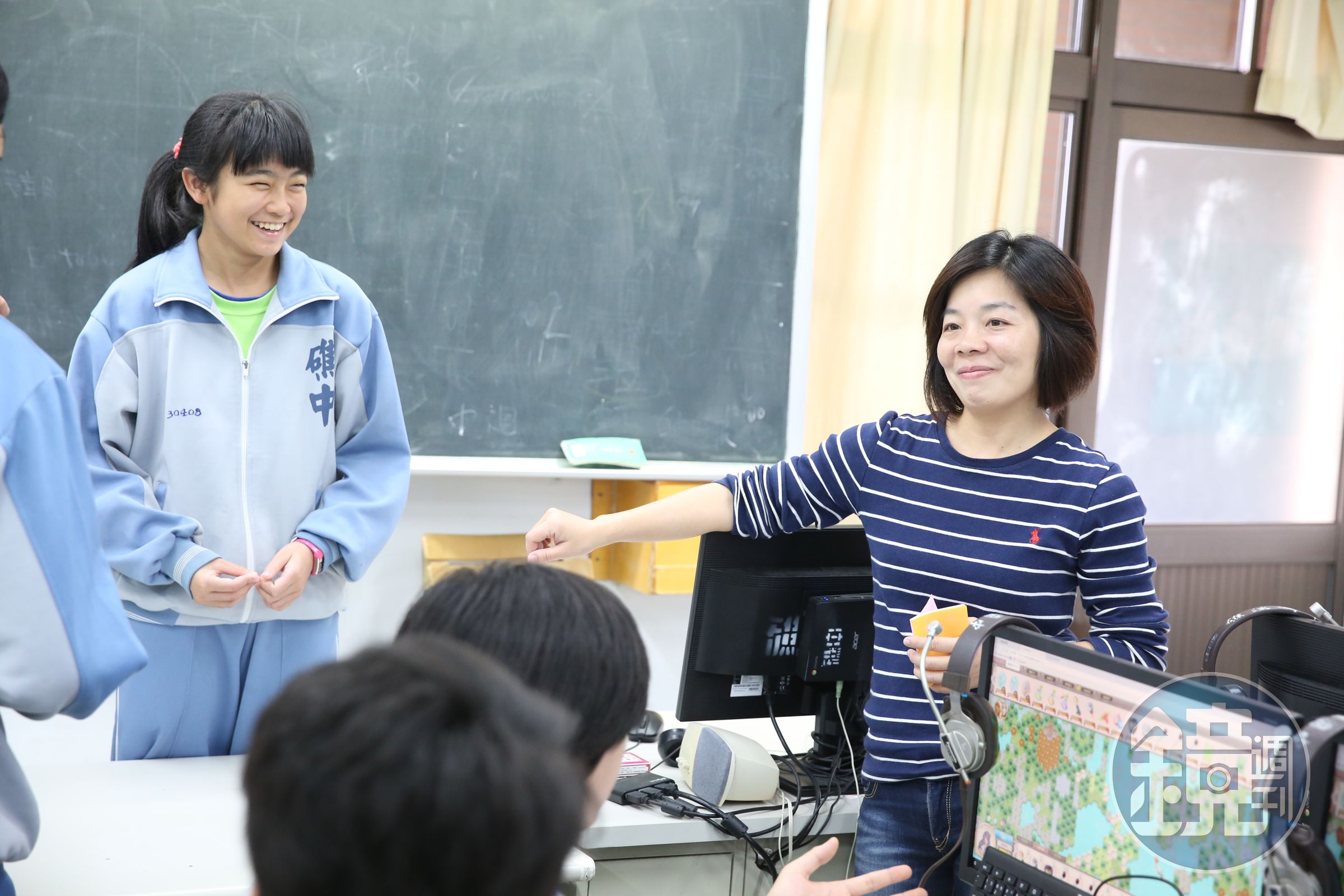 詹青蓉（右）大膽運用電競教學，學生形容她「一開始感覺很兇，但熟悉之後覺得是好人。」