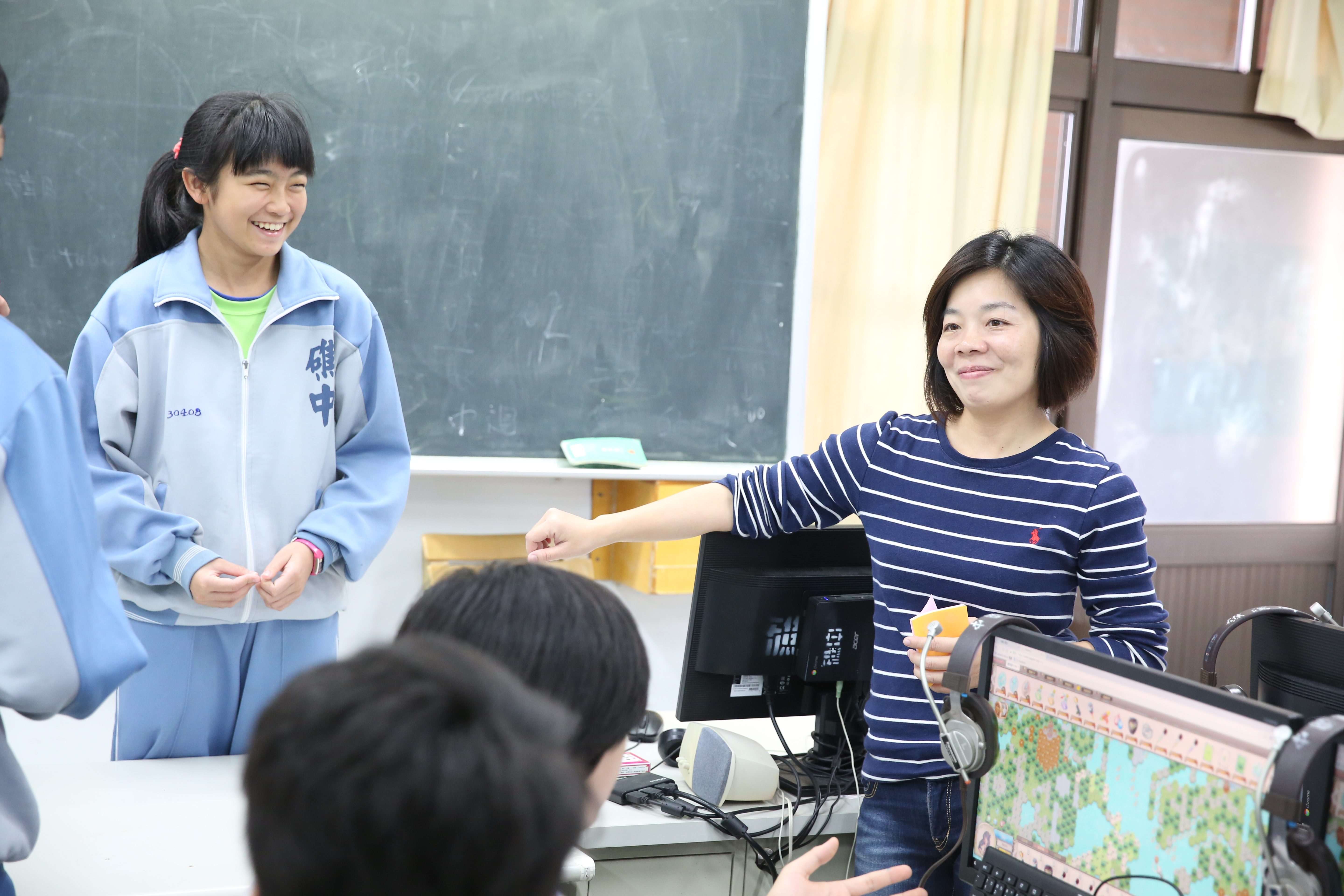 詹青蓉（右）大膽運用電競教學，學生形容她「一開始感覺很兇，但熟悉之後覺得是好人。」