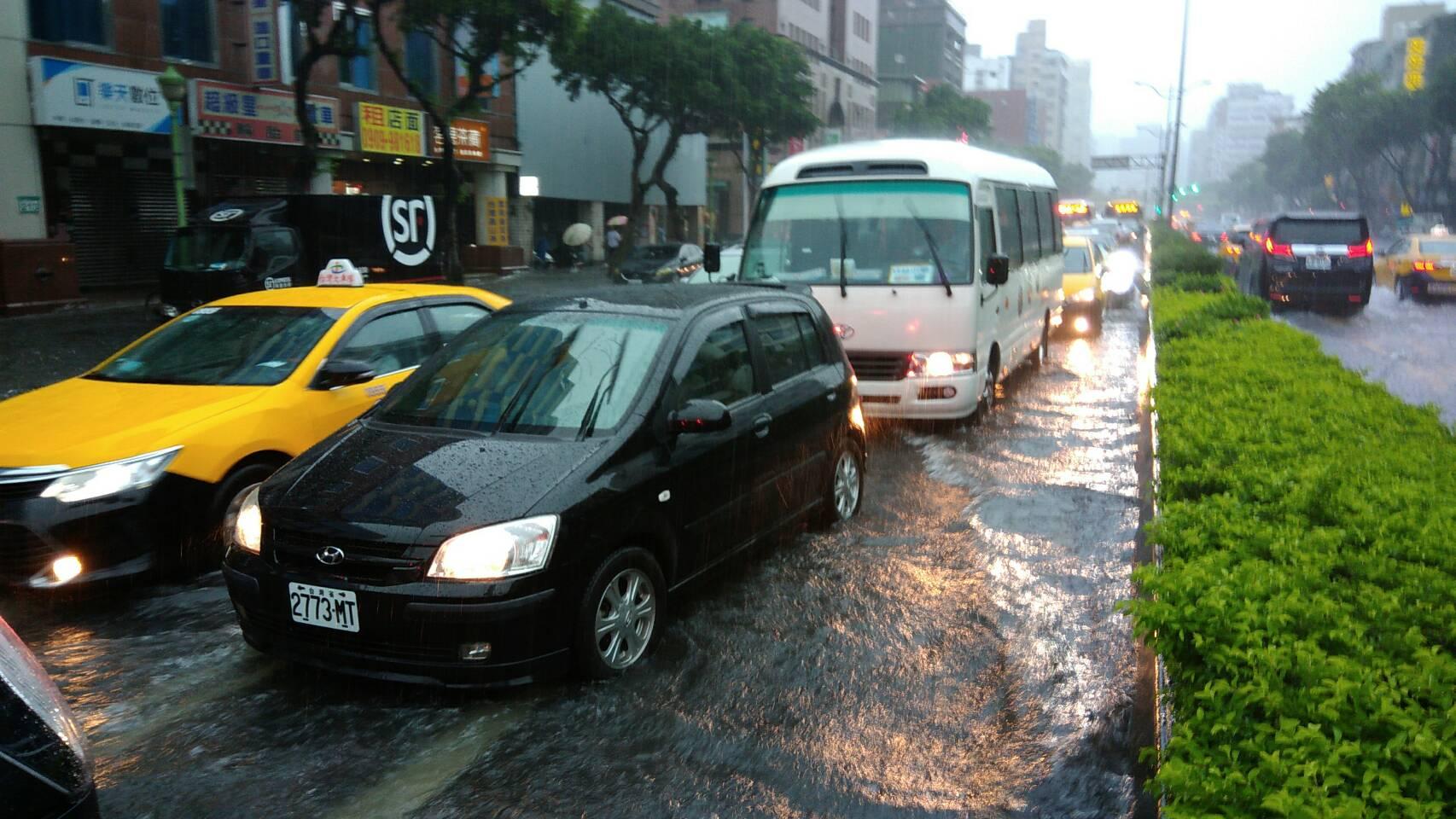暴雨讓路上的車流行進緩慢。