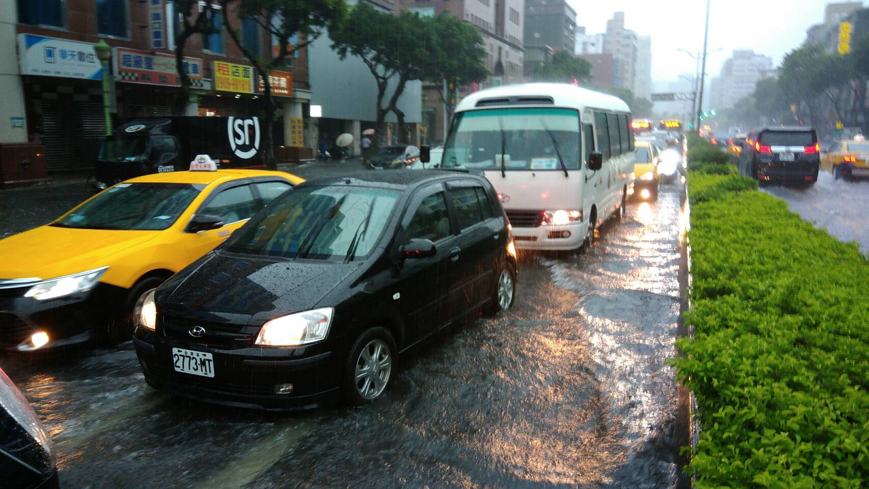 暴雨讓路上的車流行進緩慢。