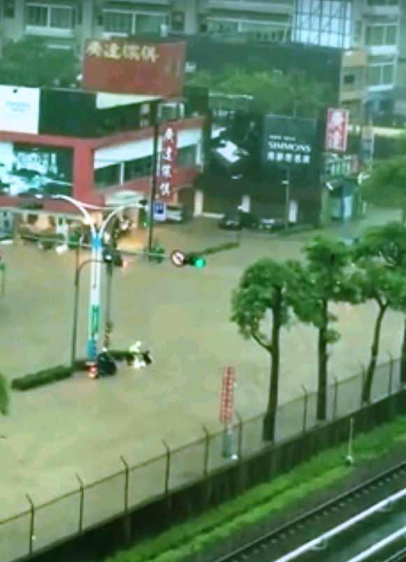 淡水地區積水成災。(翻攝網路)
