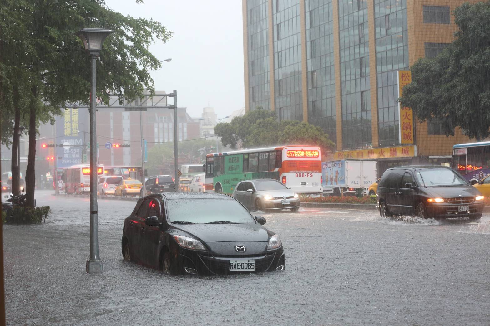 大雨造成馬路大積水，不少車主乾脆暫停路邊。