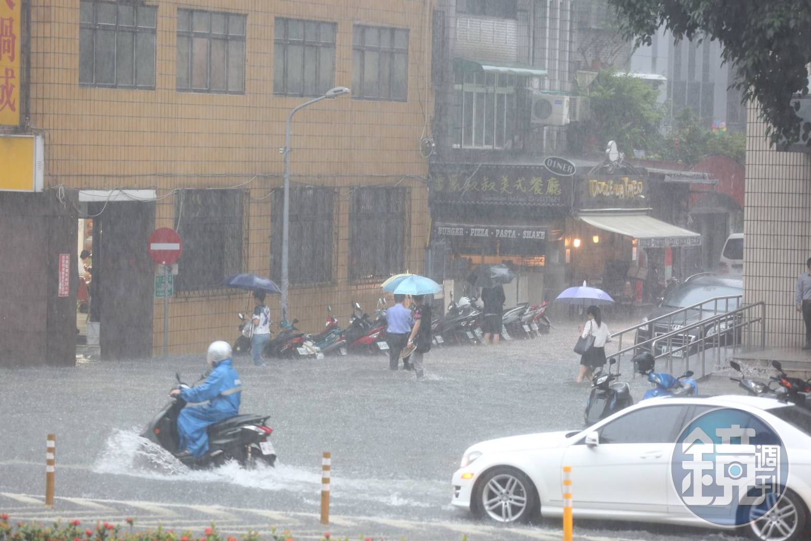 6縣市雨量明達停班課標準!新北、宜蘭晚間8點宣布 天氣粉專「4字回應明放假機率」