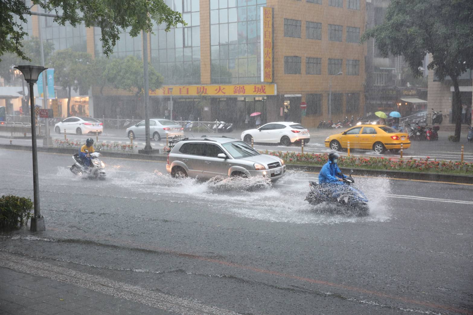 颱風外圍環流及東北季風影響，導致雙北、基隆、宜蘭等地區下起豪大雨，6縣市已達停班停課標準。（本刊資料照）