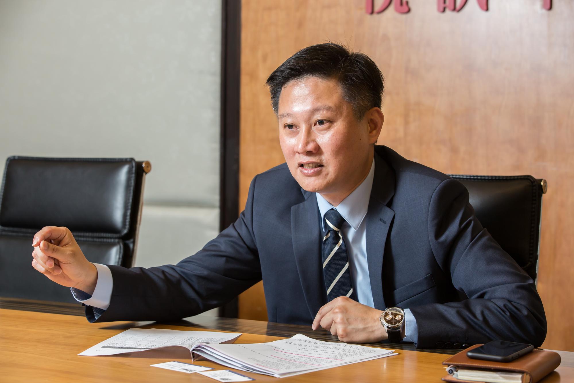 元富證券業務副總簡銘宏建議，可以從大型績優股存起，或是挑0050ETF的成分股，降低風險。