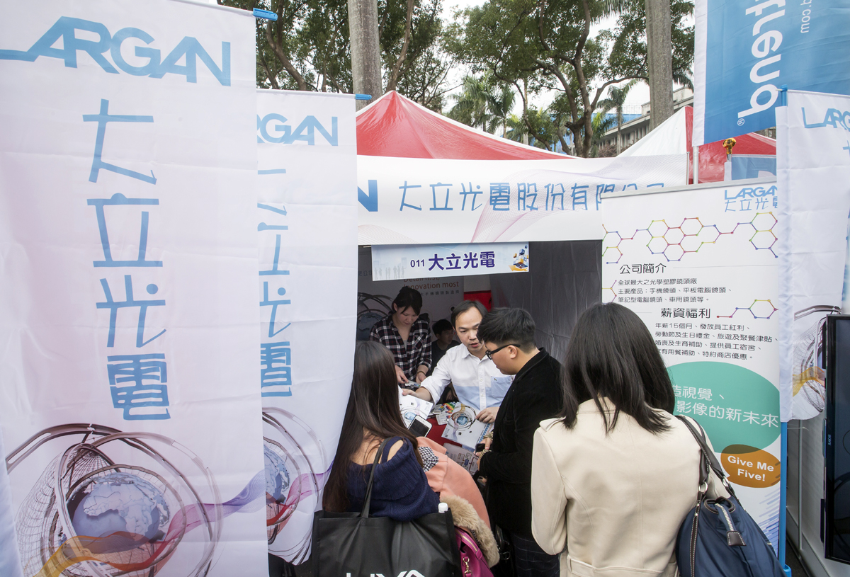 股王大立光一張股票要價4、500萬元，一般人當然買不起，卻可以透過買零股，成為大立光股東。