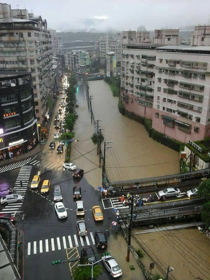 基隆市區淹水嚴重。