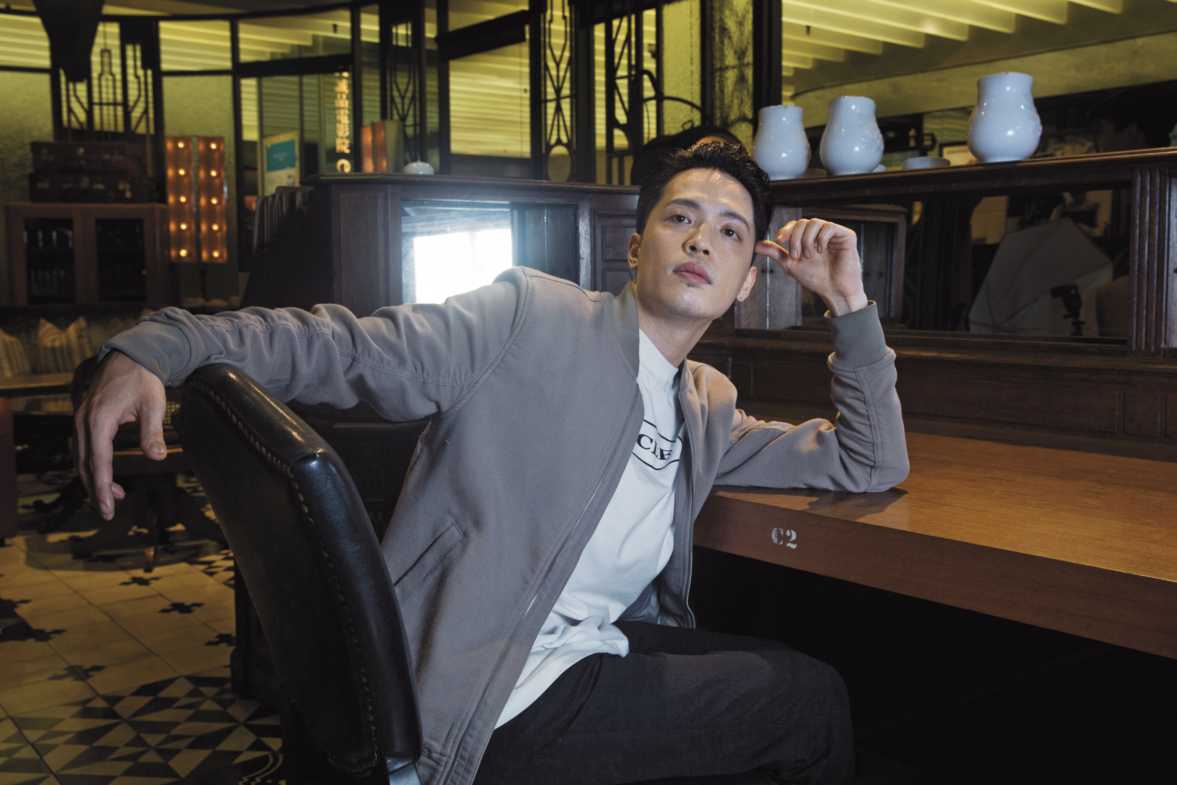 J.Sheon把多首經典歌曲改編、重新詮釋放上網路，因獲得不錯迴響成為網紅，終於獲得發片機會。