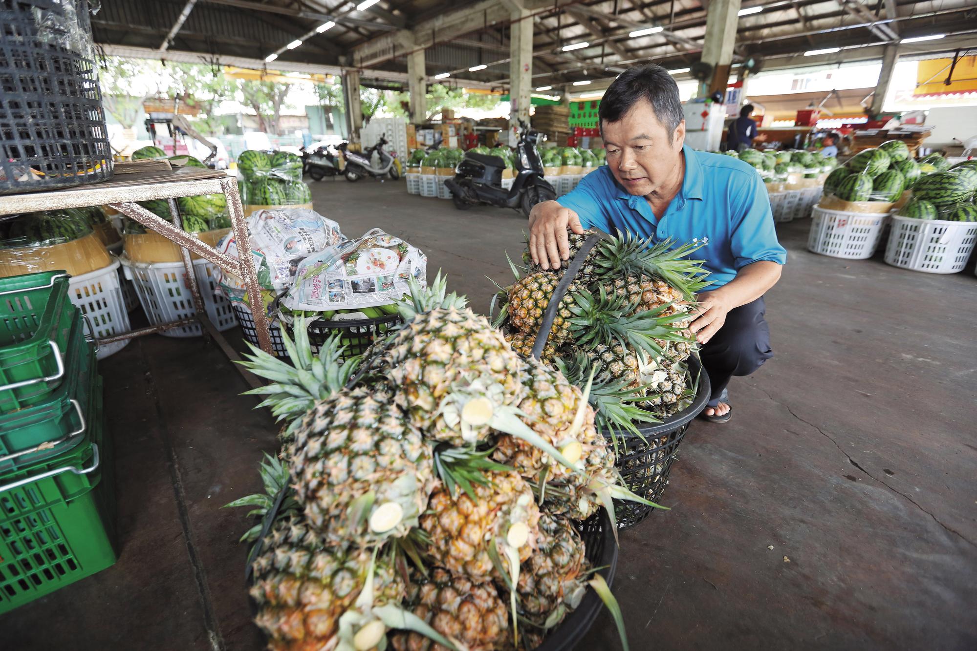 米格霜淇淋的原料主要來自鳳山果菜批發市場,高家爸爸高博勇偶爾也會幫忙挑選水果。