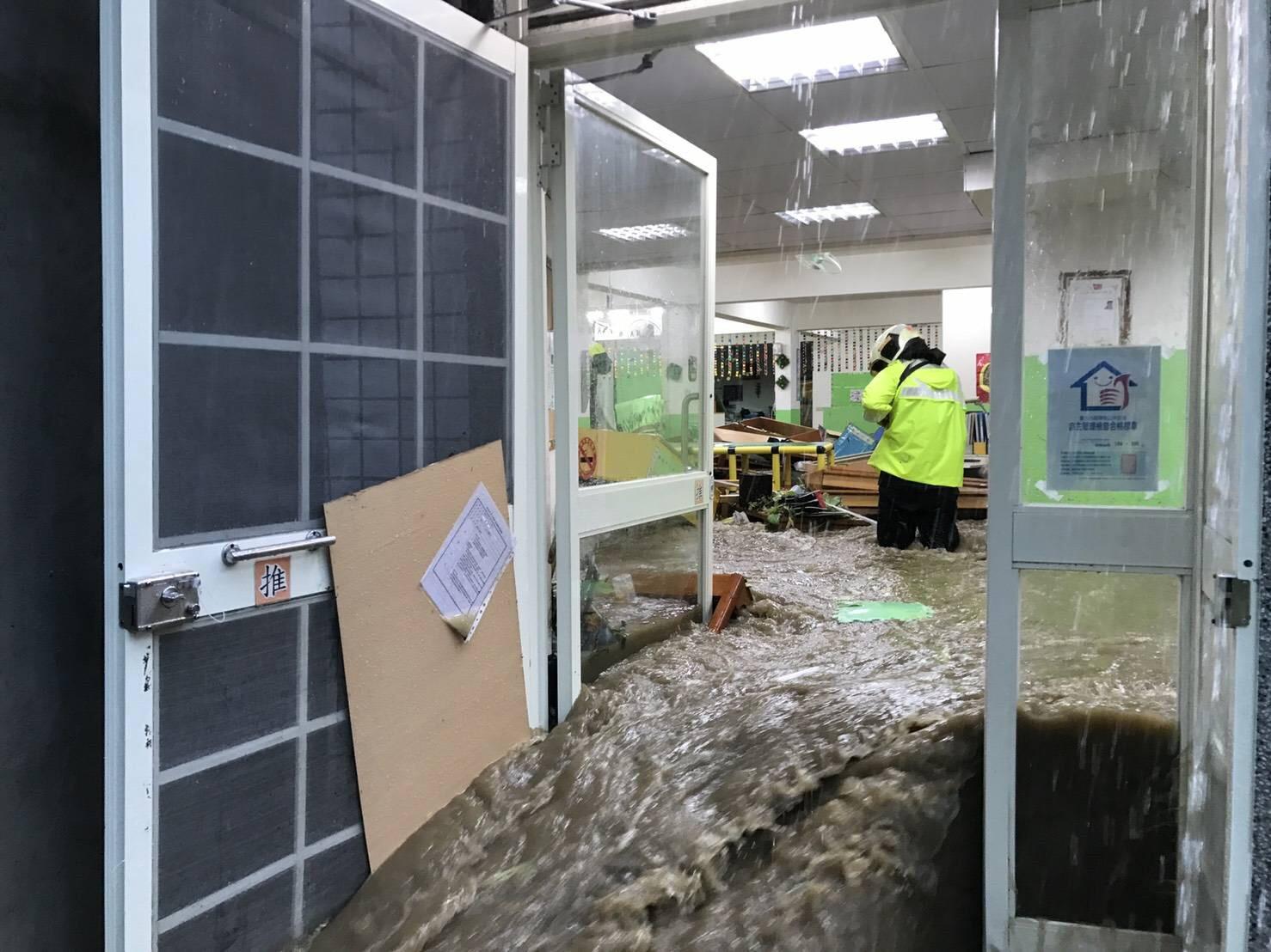 幼兒園受大雨侵襲，積水嚴重，水深最高140公分。