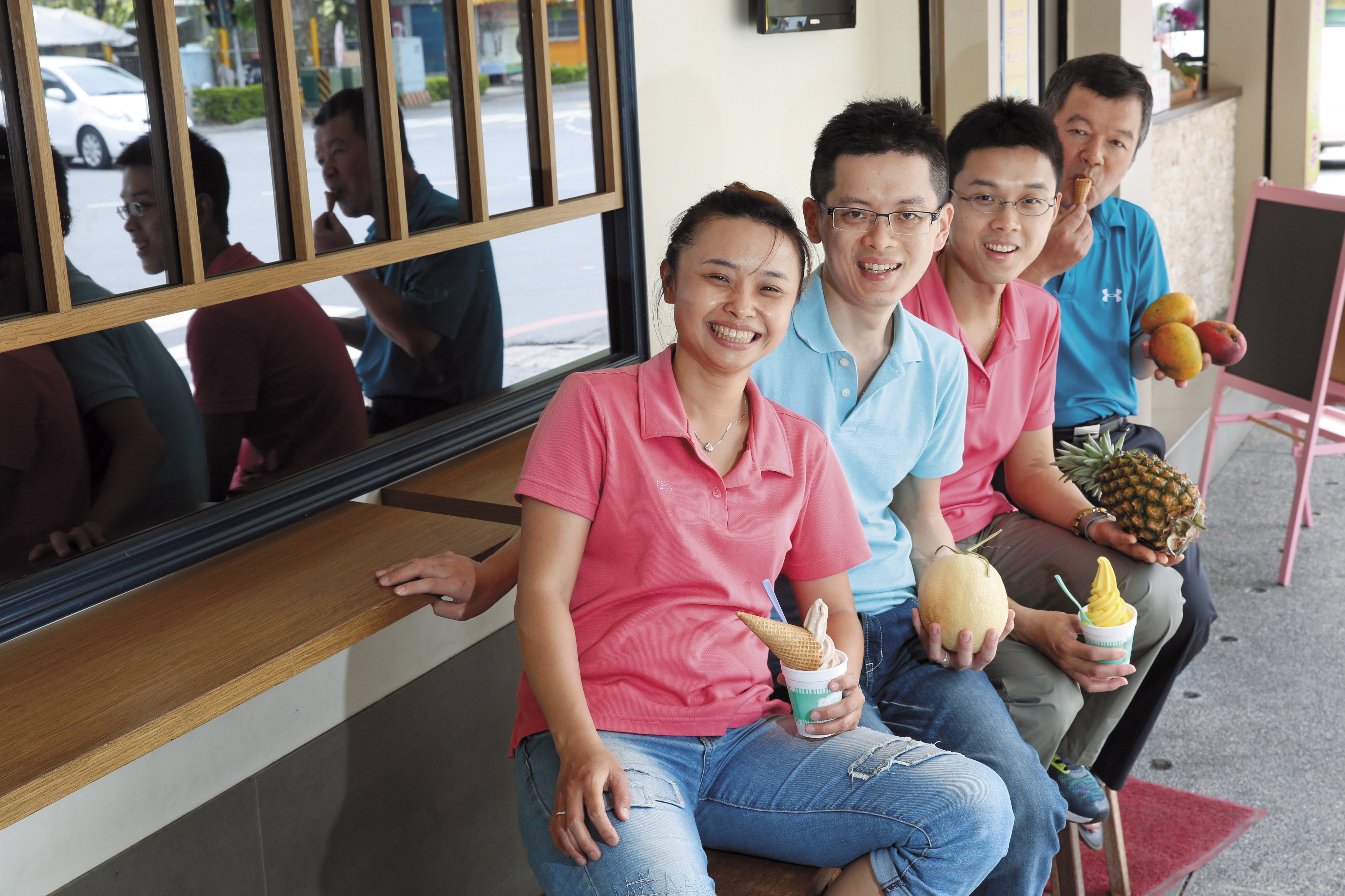 疾病帶給這家人嚴格的考驗，但他們總是用笑容來面對。（左起林淑娟、高名岳、高名志、爸爸高博勇）