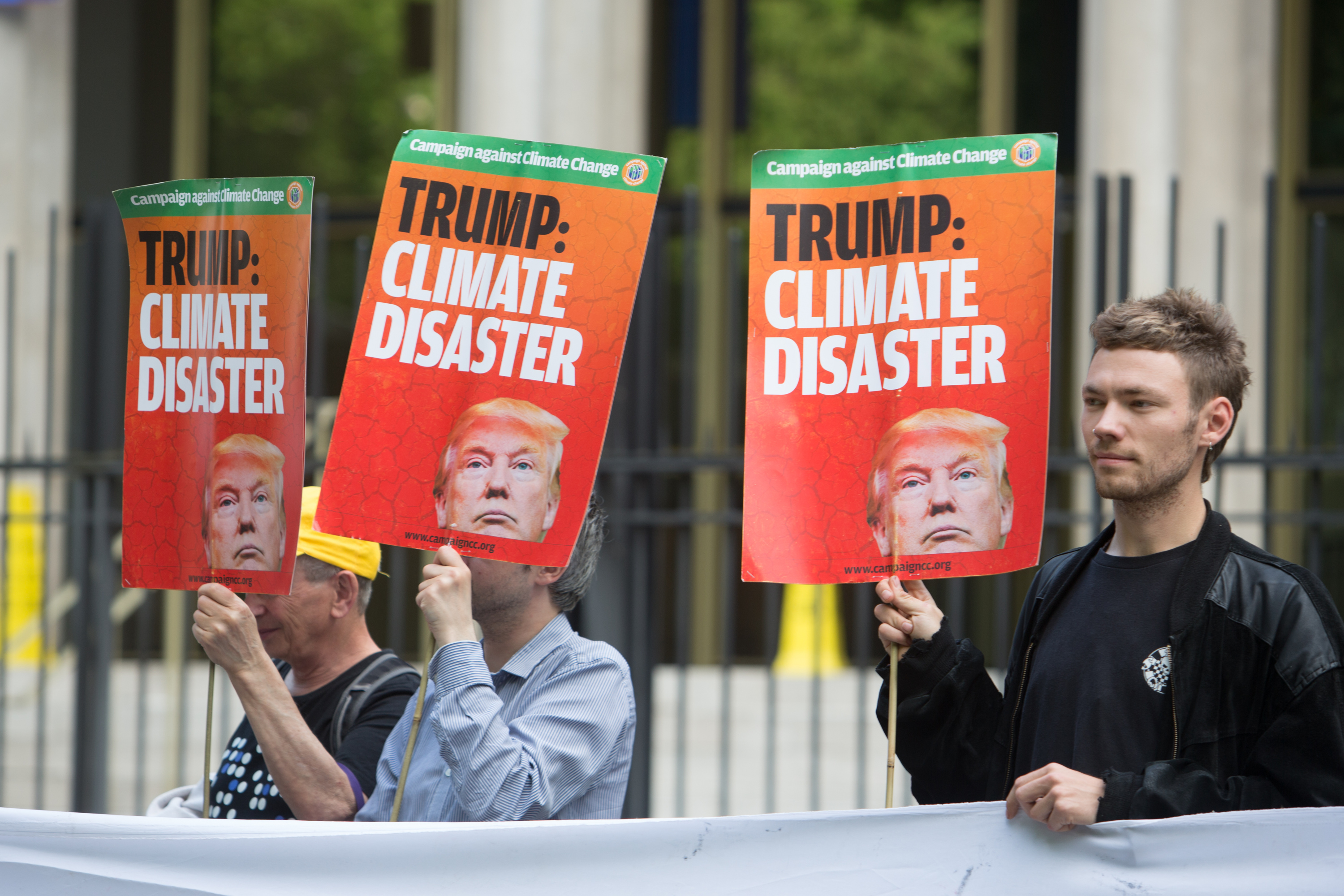 川普宣布退出巴黎協定後，歐美各地都出現抗議場面，圖為倫敦美國使館外的環保人士。