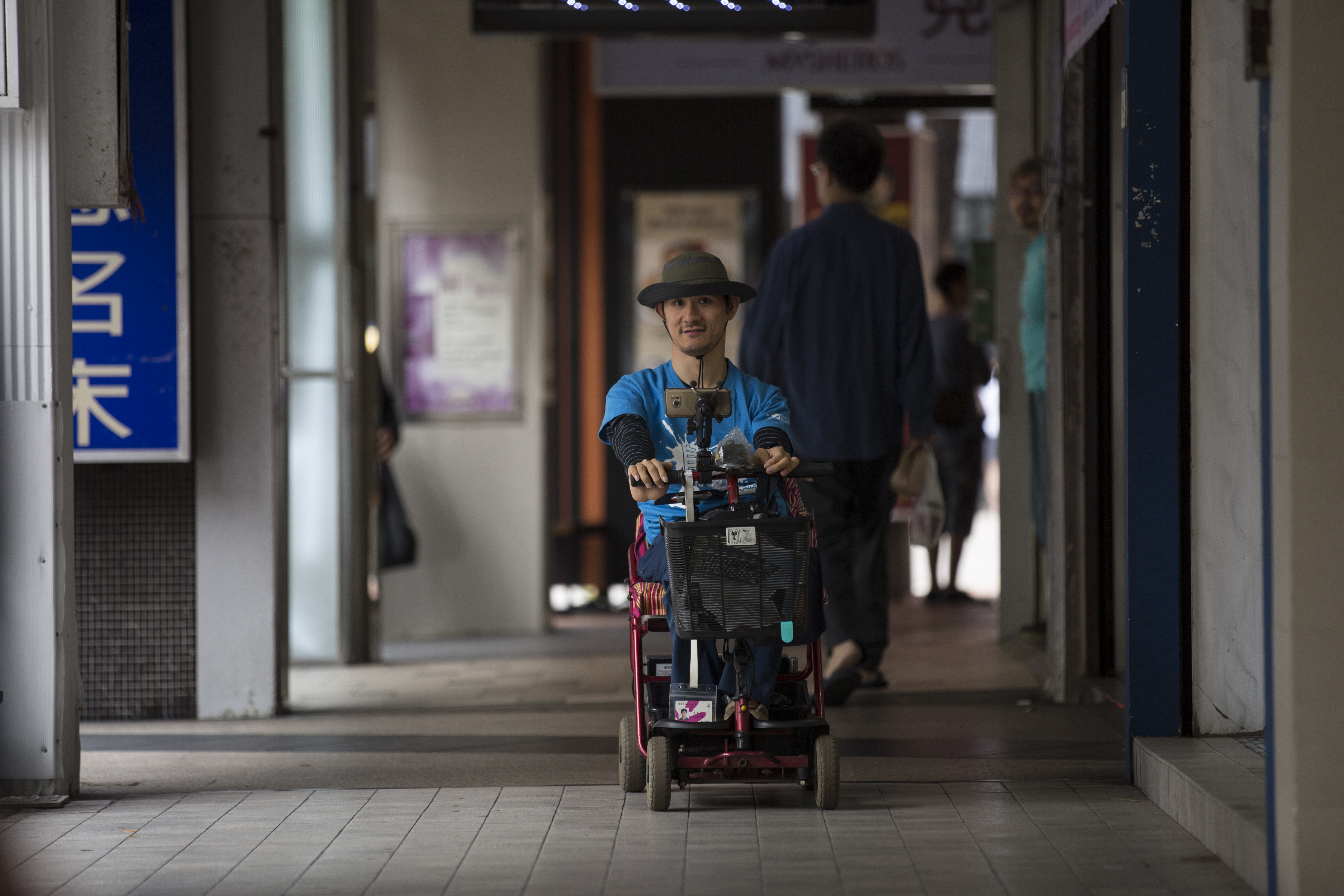 代步車開在人行道，最怕有阻礙與狹窄，儘管有諸多不便，孫嘉梁仍熱愛外出活動，觀察這個世界。