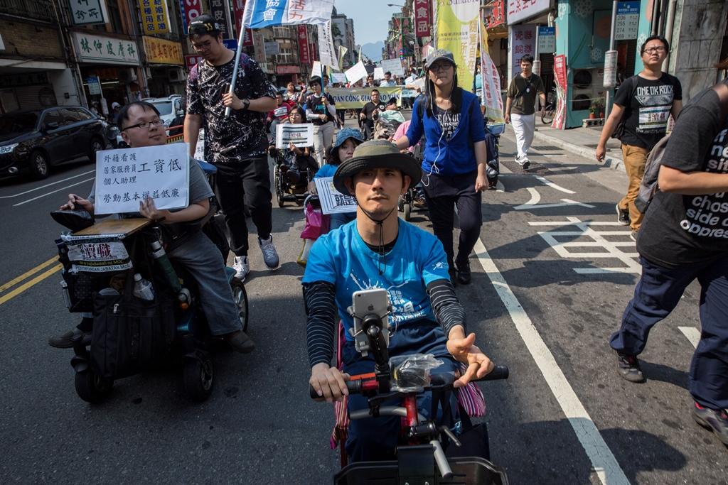 孫嘉梁時常外出,參加各種社會運動,這一天他參加移工遊行。