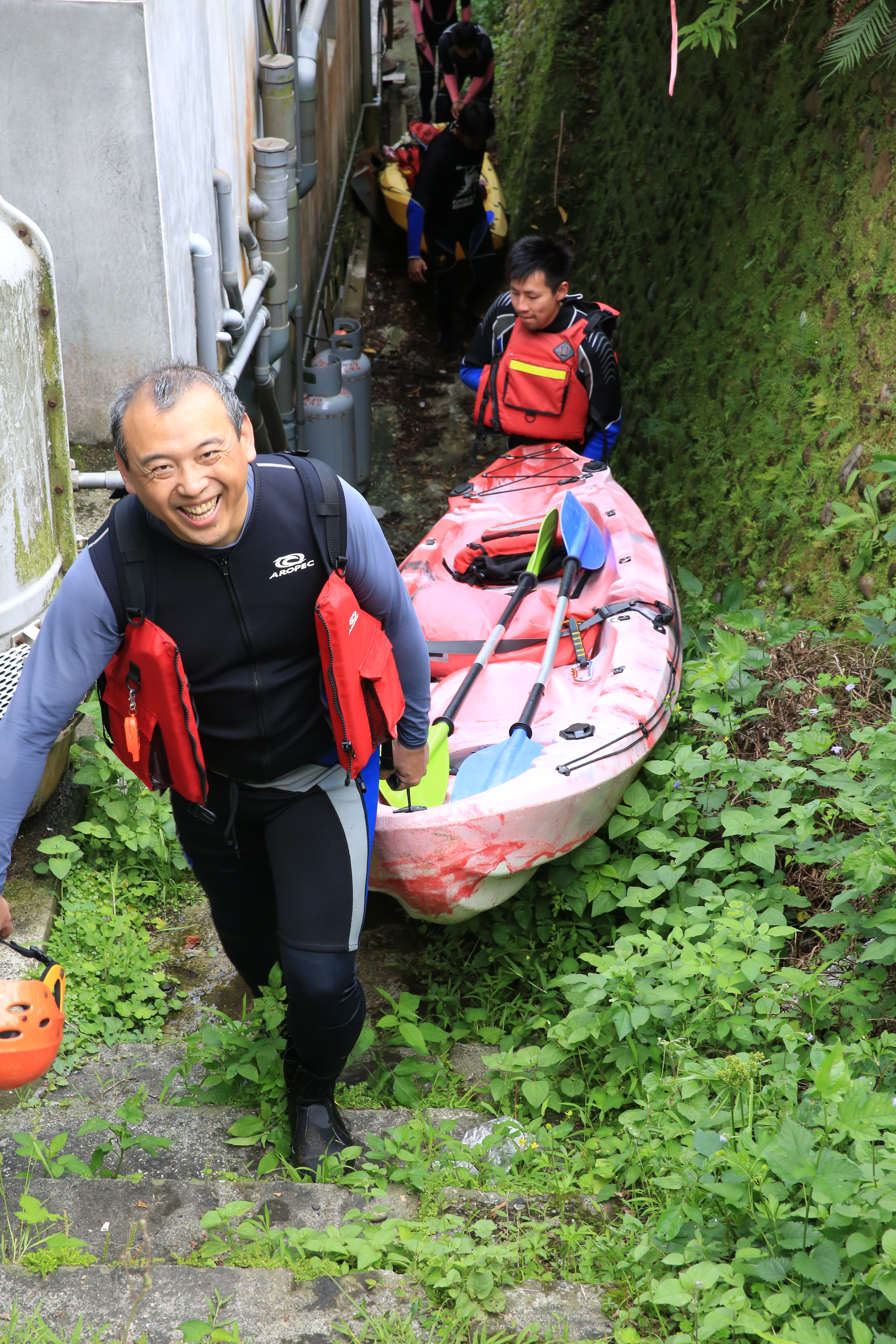 終點扛舟走過小徑，再運送獨木舟回基地。