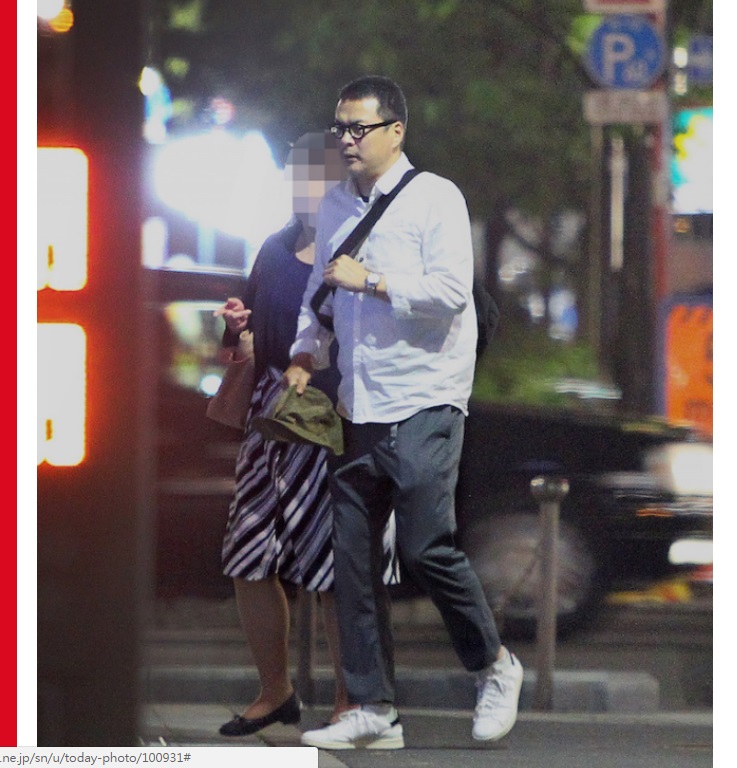 仲間由紀惠嫁給大14歲的老公田中啟司，結果如今老公爆出偷吃。圖為《FRIDAY》拍到跟田中啟司跟行動的女性，非報導中的小三。（翻攝網路）