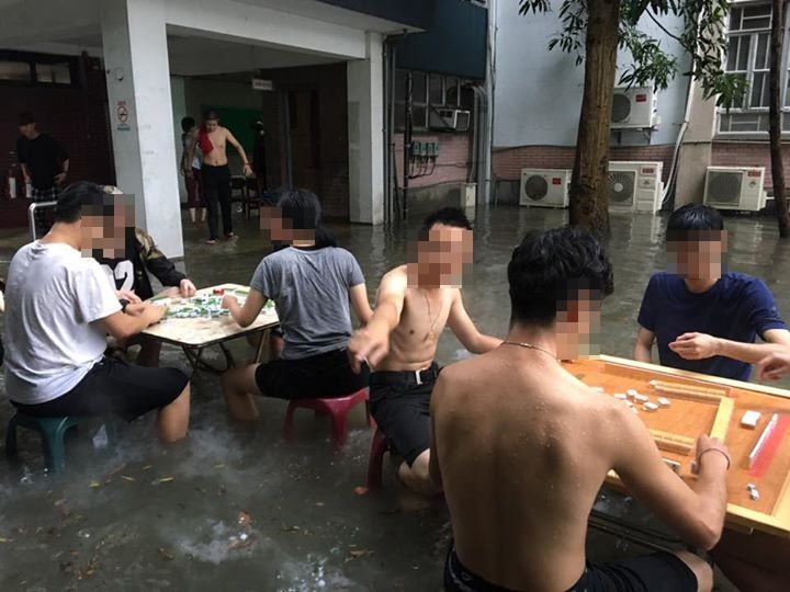 輔大因大雨放假，學生則在系所前開心開起麻將派對。