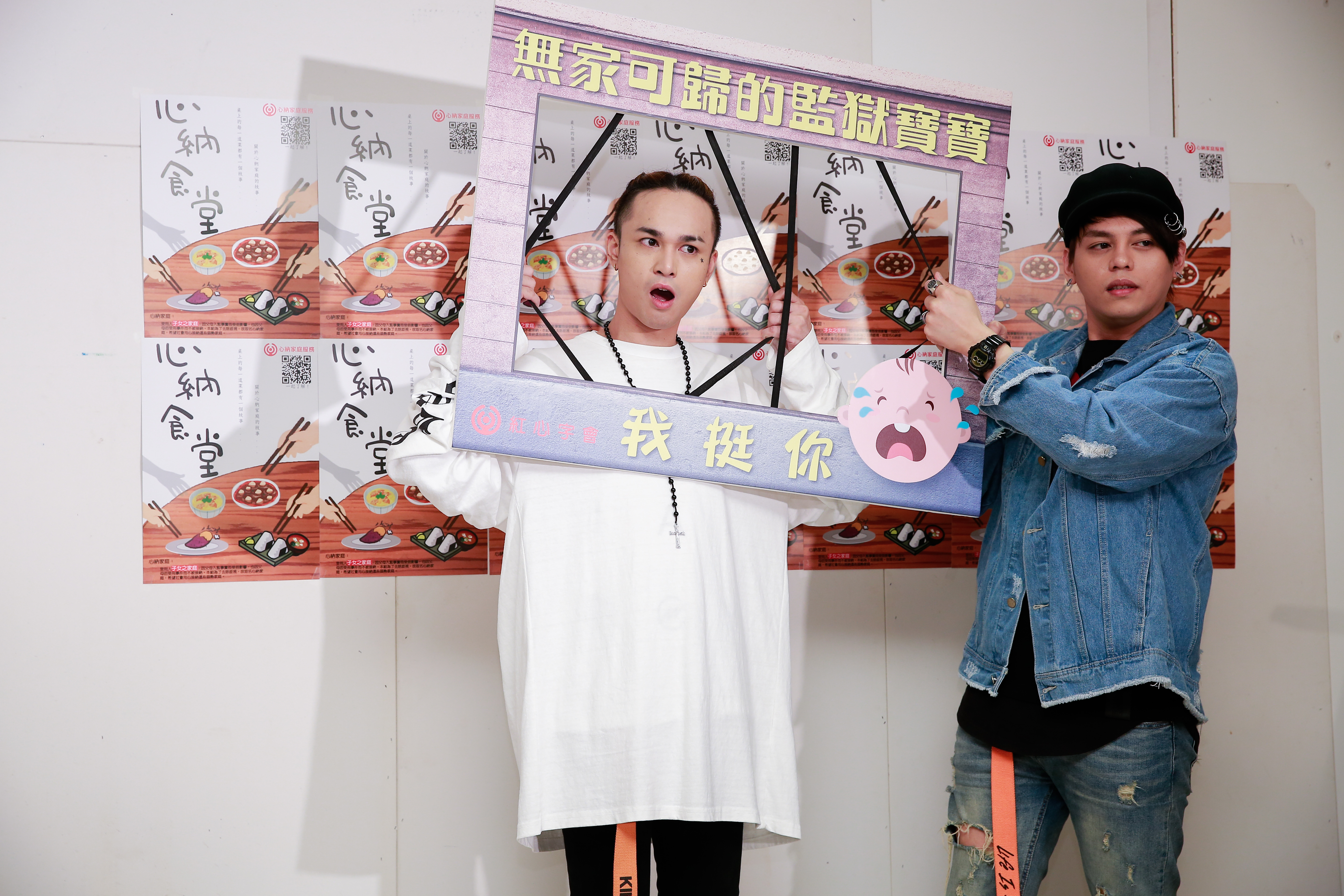 胡睿兒（左）做勢將臉放進監獄柵欄中，顯得很諷刺。