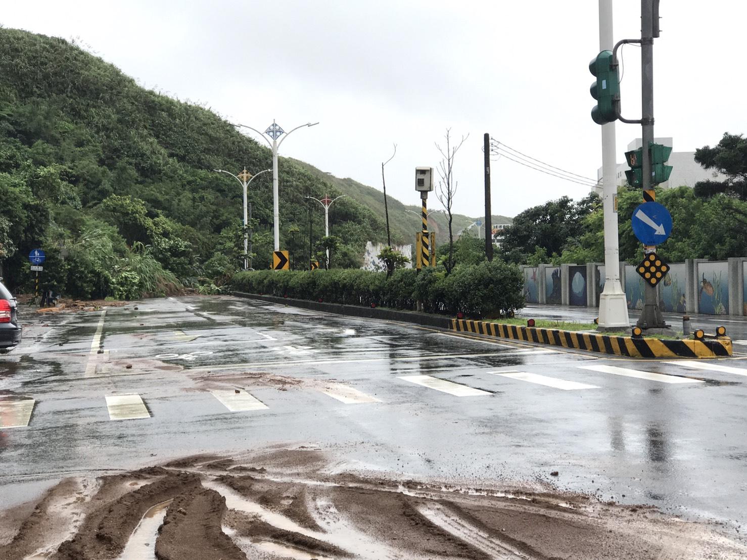 北北基雨勢漸歇，淡金公路卻早已布滿泥濘。