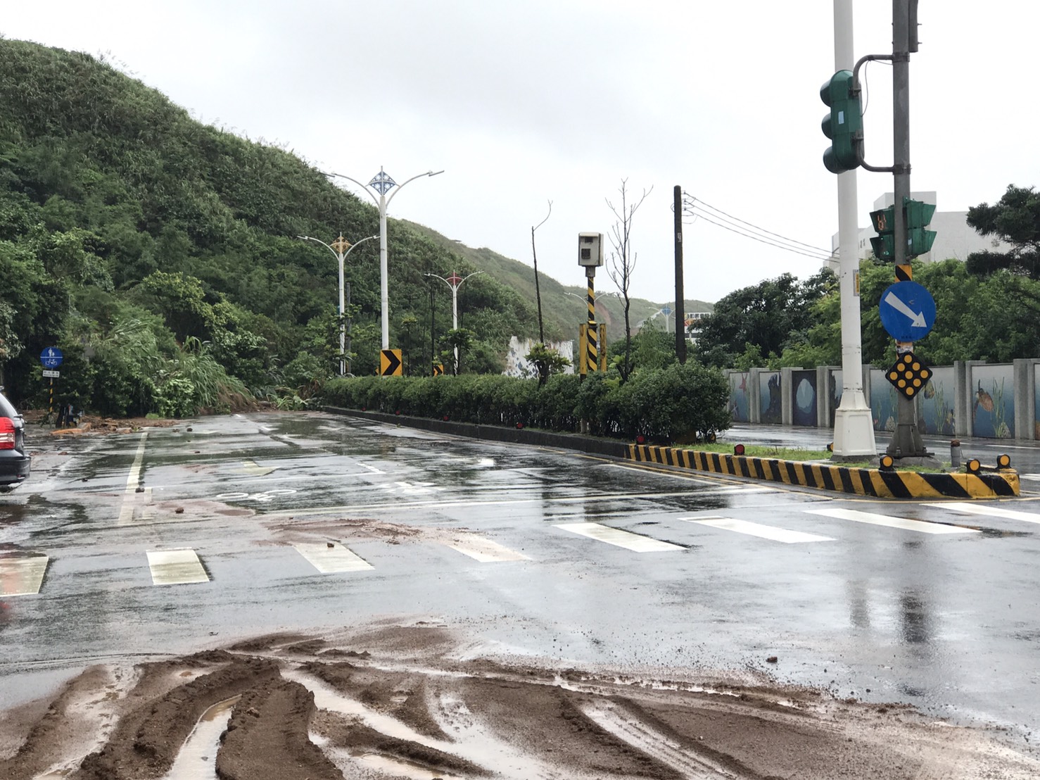 北北基雨勢漸歇,淡金公路卻早已布滿泥濘。