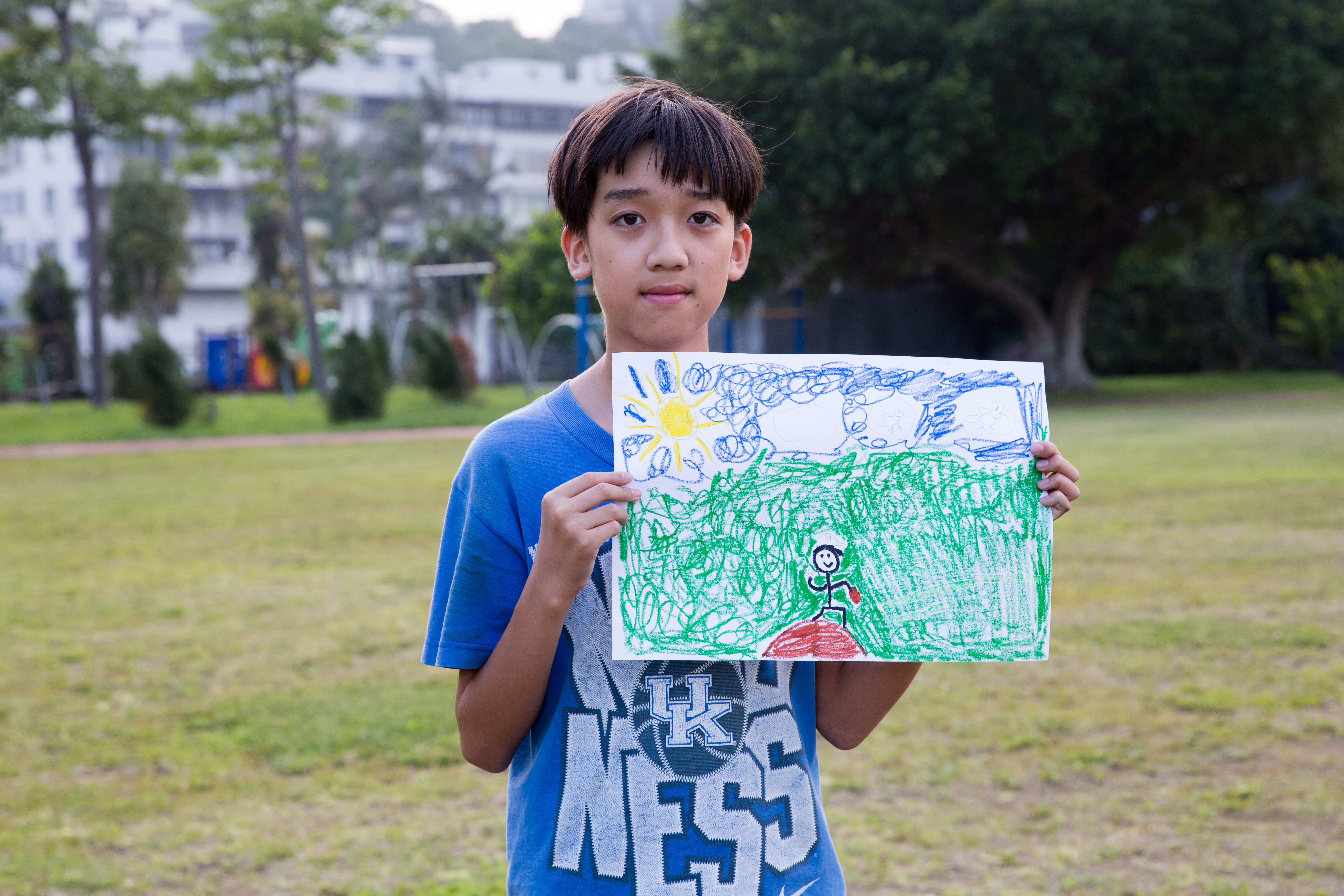 小峰和弟弟都是左撇子，「我畫一棵棒球代表太陽。有一個投手丘，一個人戴著洋基隊球帽，用左手丟棒球，那個人就是我。」