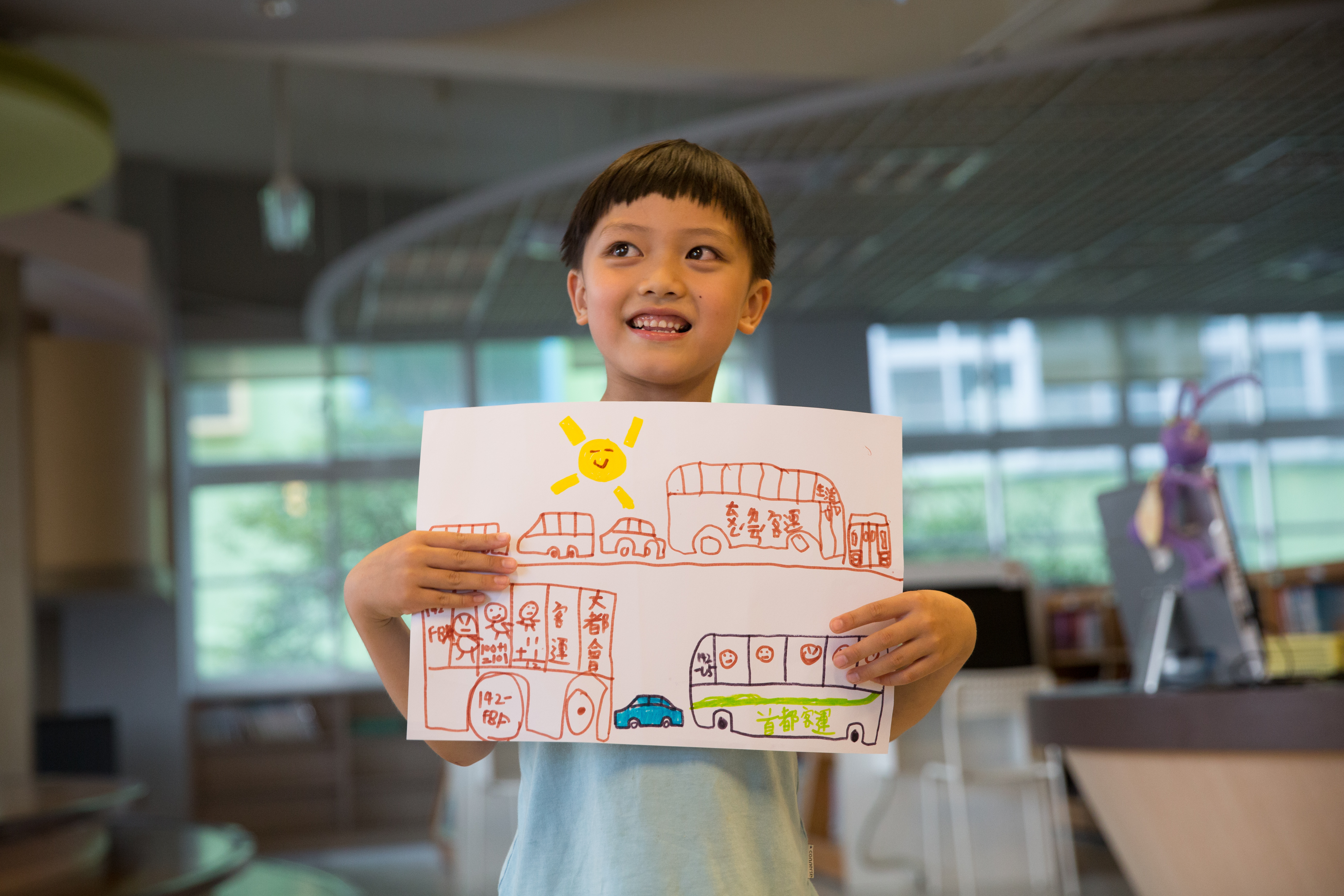 小哞畫了三台公車，他最愛的小公車是右邊上面這台，他補充：「地面很滑，差點掉下去。」