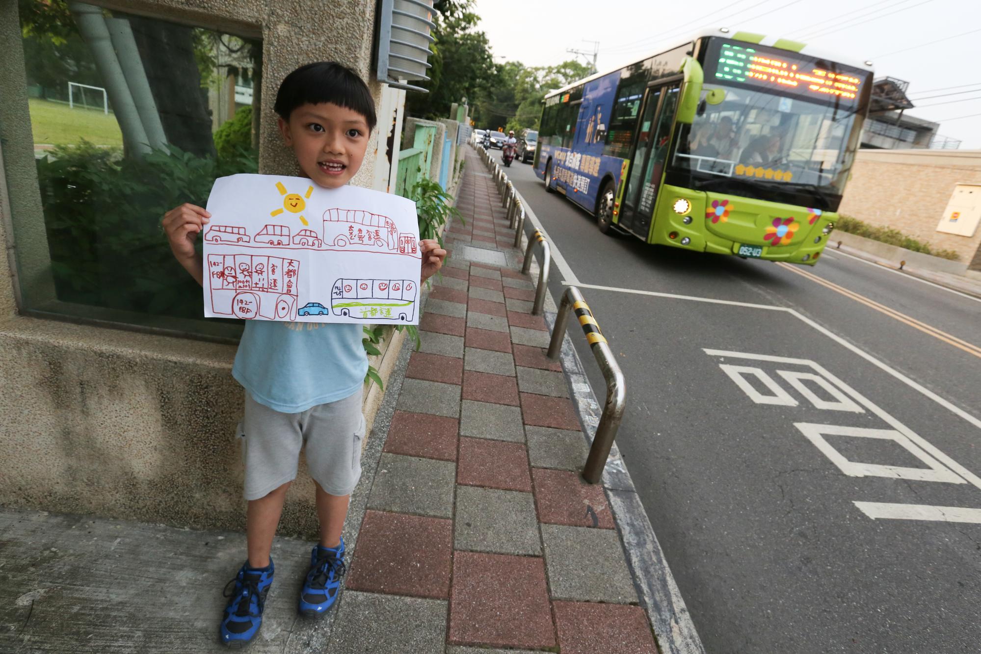 「有一次跟媽媽坐統聯去彰化看外婆，坐到台北轉運站，媽媽才發現把油飯忘在陽明山超商，叫哥哥去拿，油飯被哥哥和爸爸吃掉了。」