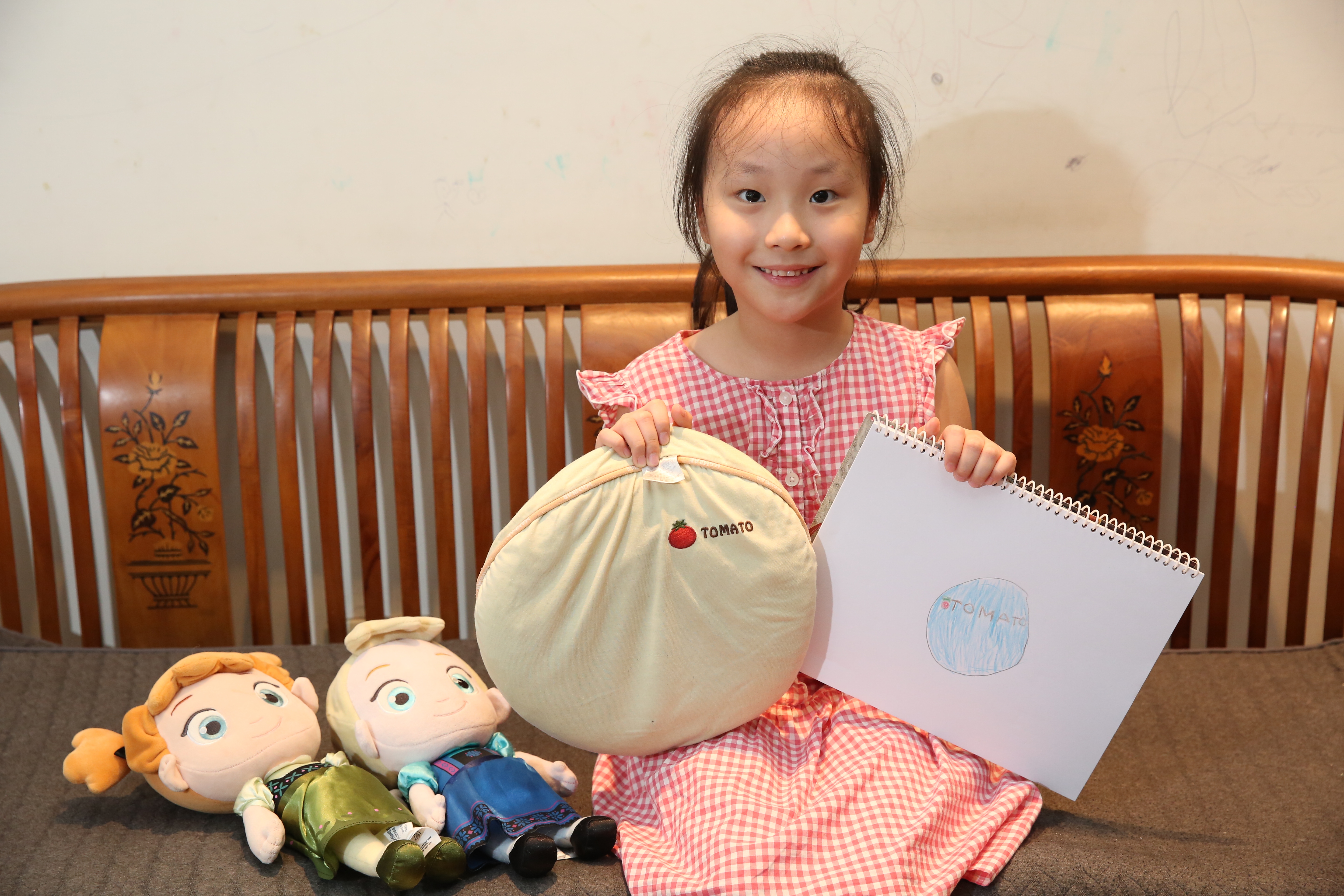 詠晰最喜歡的小枕頭，有兩種顏色的布套，採訪時剛好替換成米白色的，但詠晰更喜歡藍色。