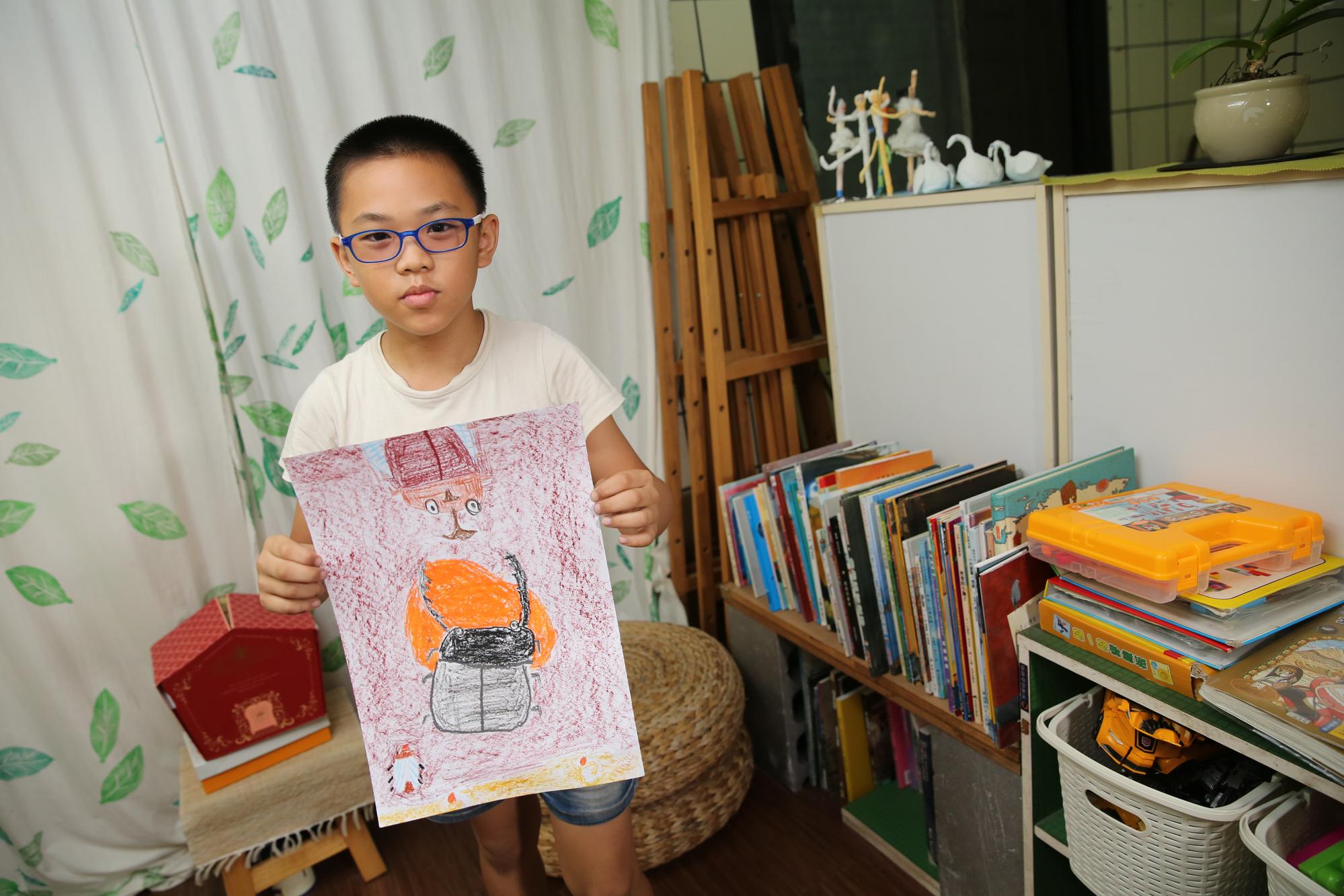 楊元瑀常在放學後，去野外抓鍬形蟲，對他而言，鍬形蟲就像是朋友一樣的存在。
