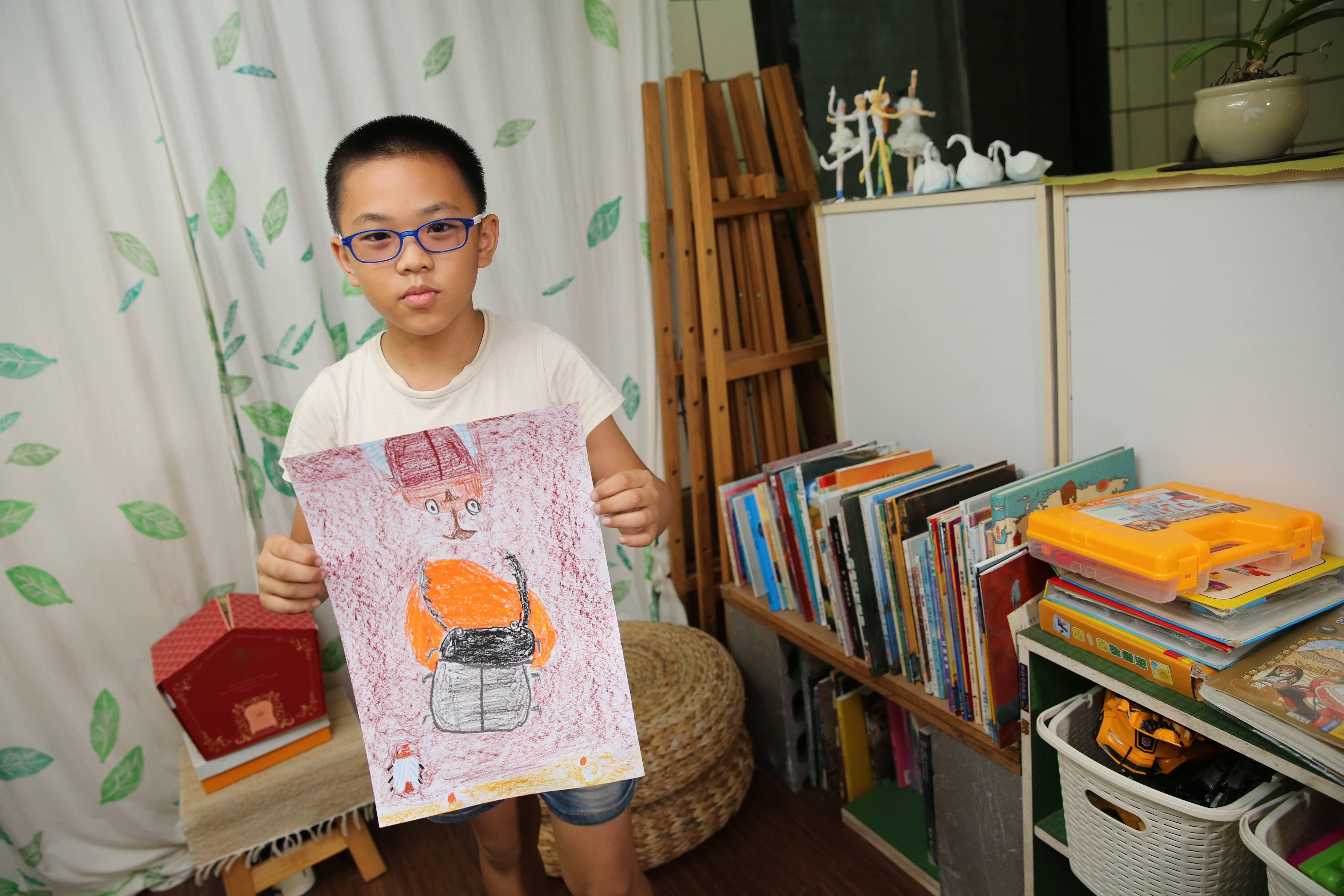 楊元瑀常在放學後，去野外抓鍬形蟲，對他而言，鍬形蟲就像是朋友一樣的存在。