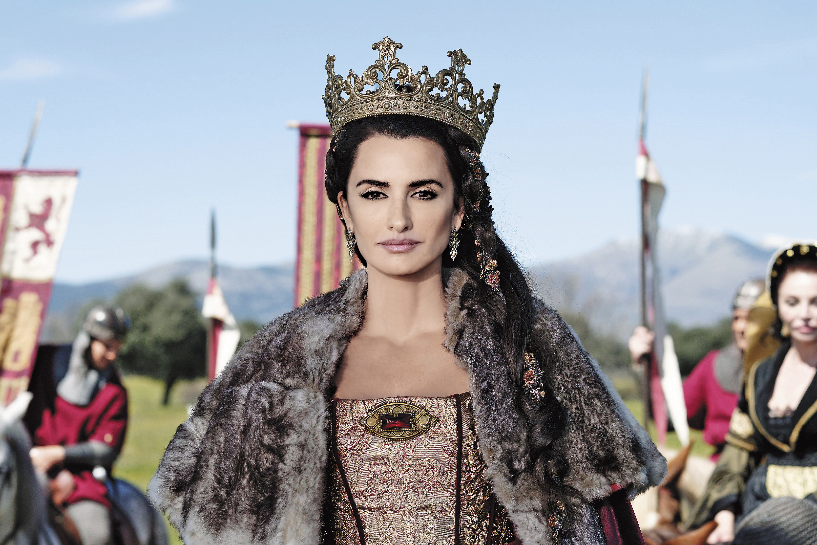 潘妮洛普克魯茲在《天后開麥拉》扮演虛構的影后瑪卡蕾娜，回到老家拍戲吹皺一池春水。