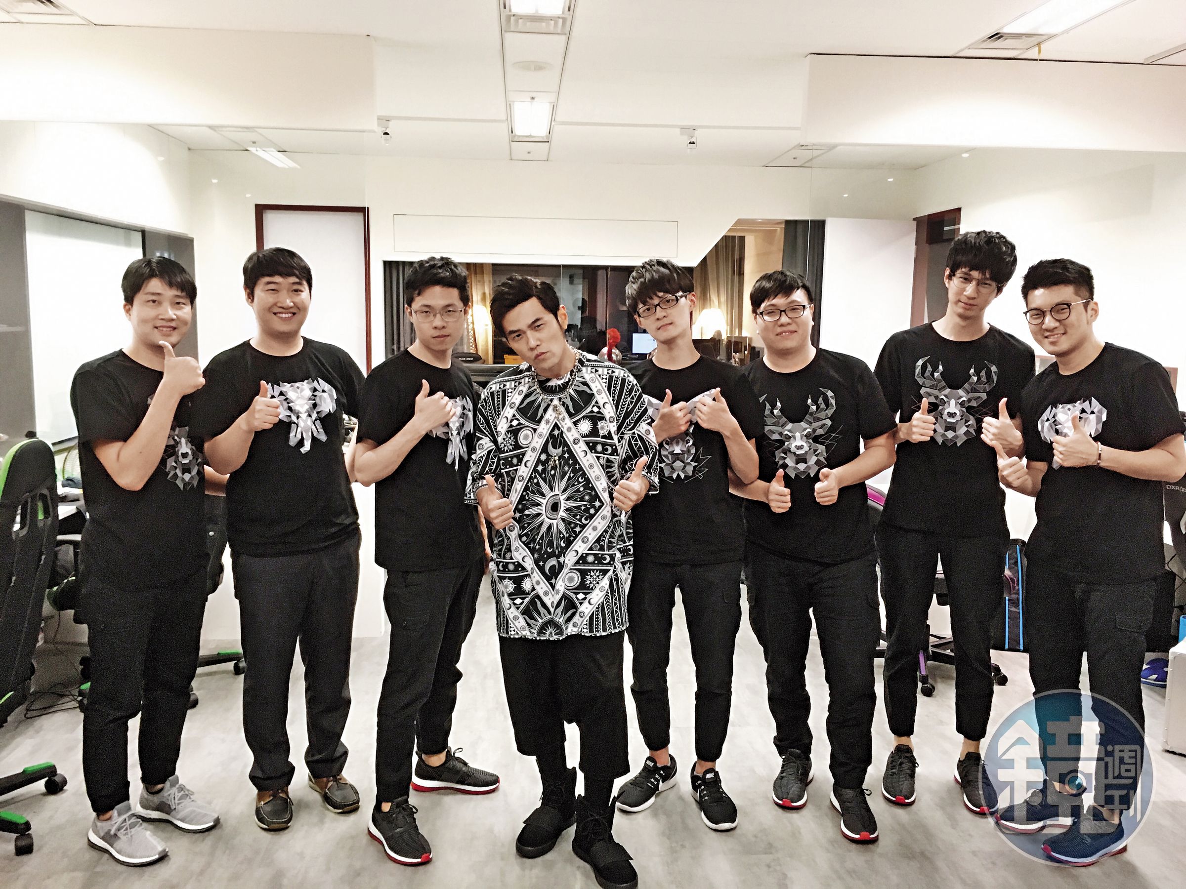 周杰倫與中國數碼文化集團共組電競戰隊JTeam後，常現身公司關心團員練習狀況。（左起戰隊經理 陳韋銘、前韓籍教練Sim、Morning、周杰倫、FoFo、BeBe、Refra1n、Jay）（杰藝文創提供）